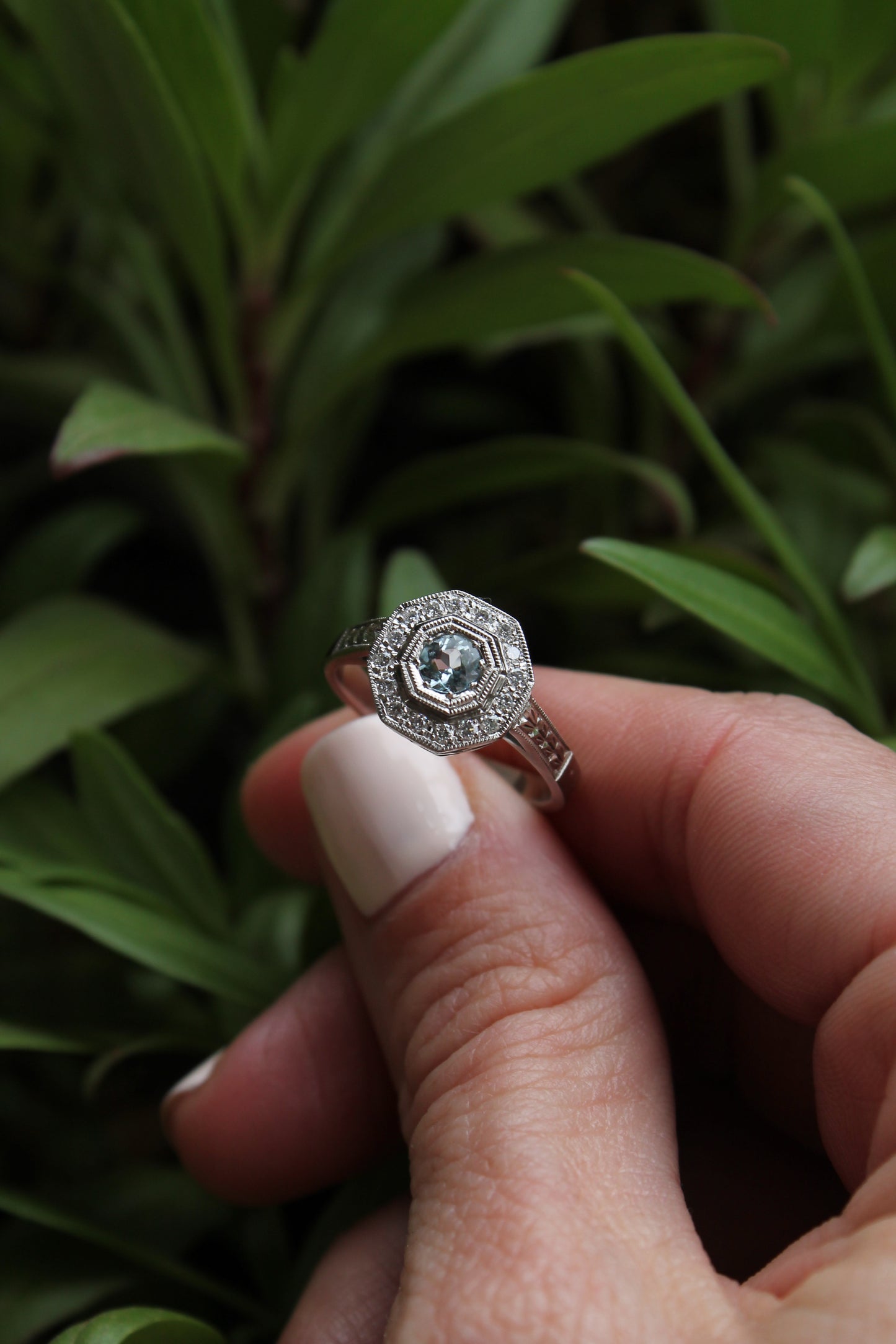 Anillo a pedido, hecho a mano, platino, aguamarina y brillantes.