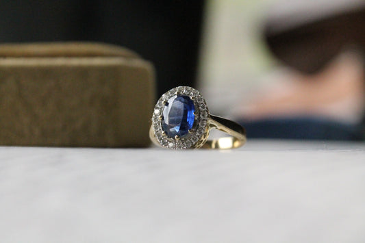 Anillo a pedido, modelo Lady Di, oro amarillo, platino, zafiro y brillantes.