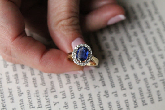 Anillo a pedido, hecho a mano, oro amarillo, platino, zafiro y brillantes.
