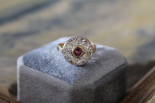 Anillo a pedido, hecho a mano, platino, oro amarillo granate rodolita y brillantes.