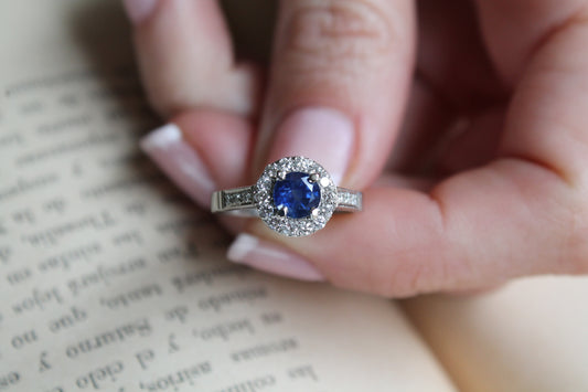 Anillo a pedido, hecho a mano, platino, zafiro y brillantes.