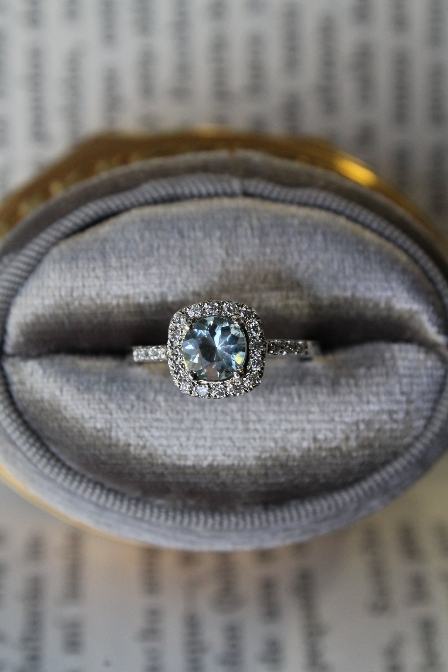 Anillo a pedido, hecho a mano, platino, aguamarina y brillantes.