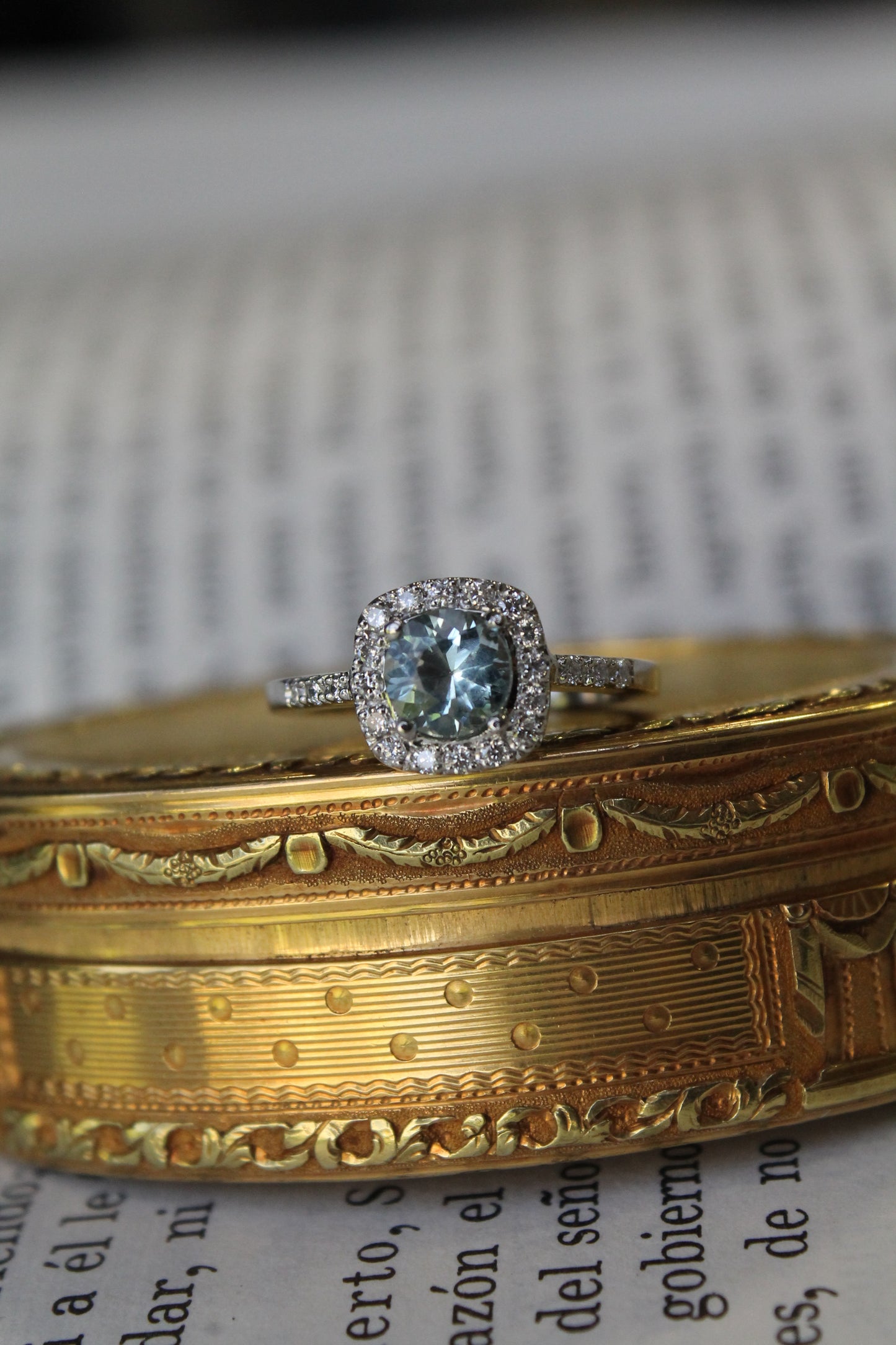 Anillo a pedido, hecho a mano, platino, aguamarina y brillantes.