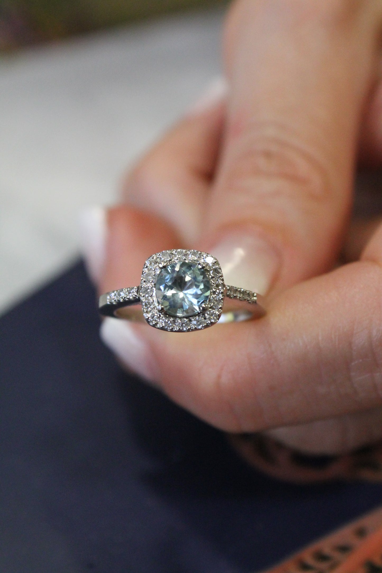 Anillo a pedido, hecho a mano, platino, aguamarina y brillantes.