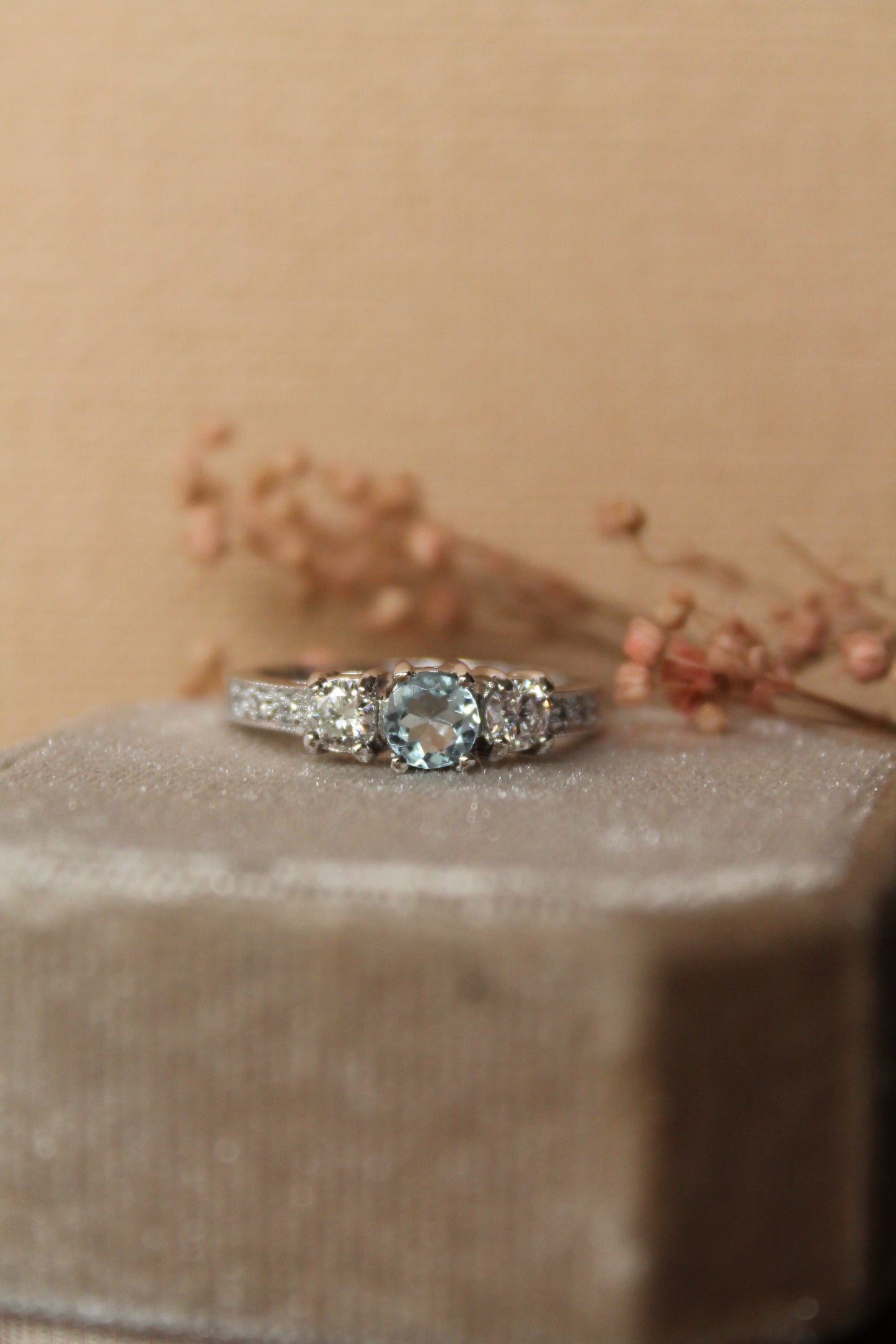 Anillo a pedido, hecho a mano, metal platino. Aguamarina central y brillantes.