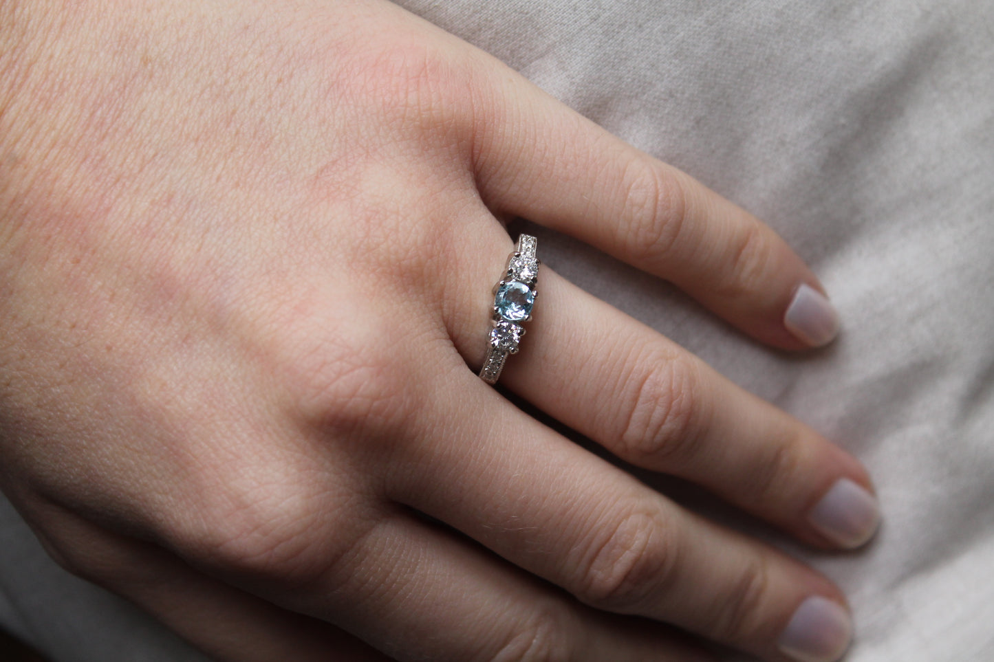 Anillo a pedido, hecho a mano, metal platino. Aguamarina central y brillantes.
