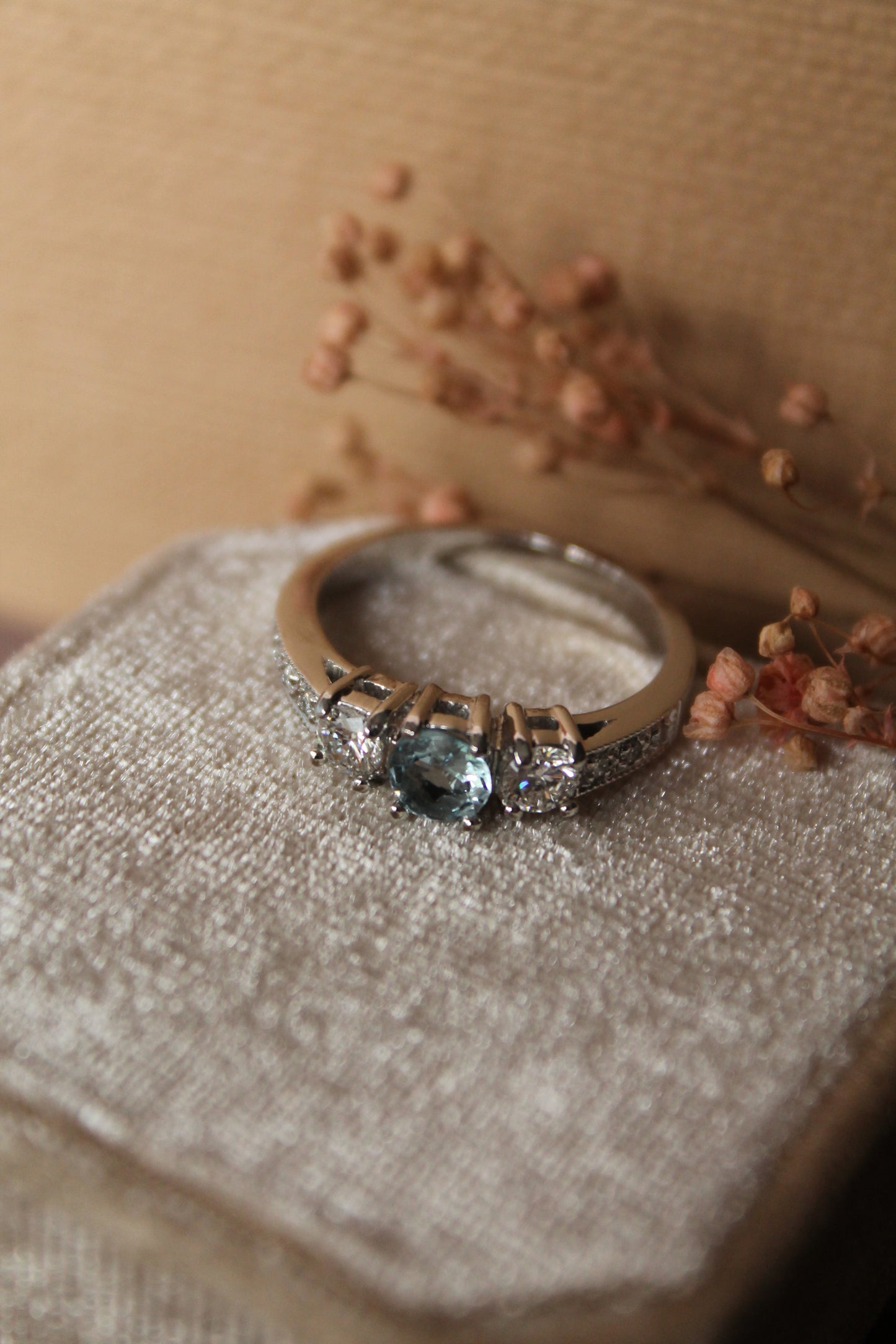 Anillo a pedido, hecho a mano, metal platino. Aguamarina central y brillantes.