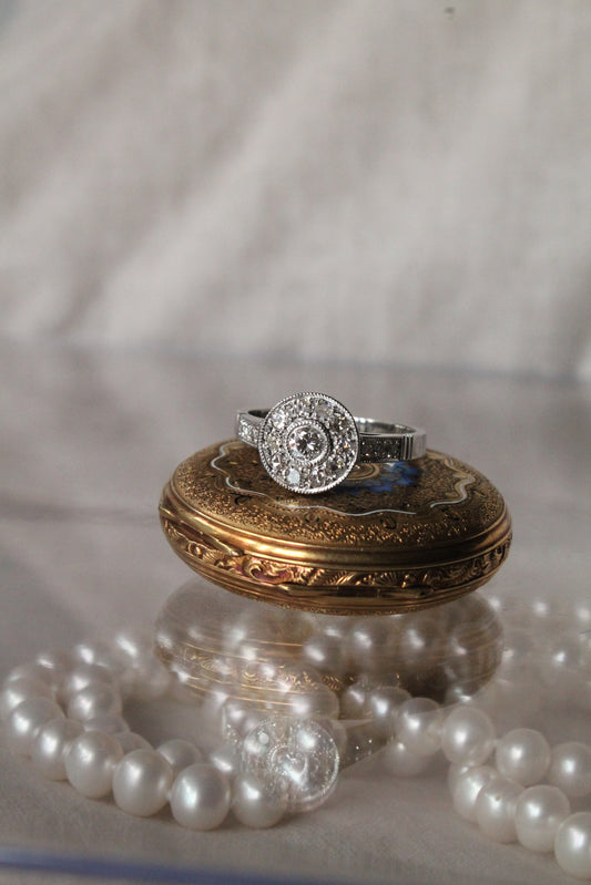 Anillo a pedido, hecho a mano, platino y brillantes.