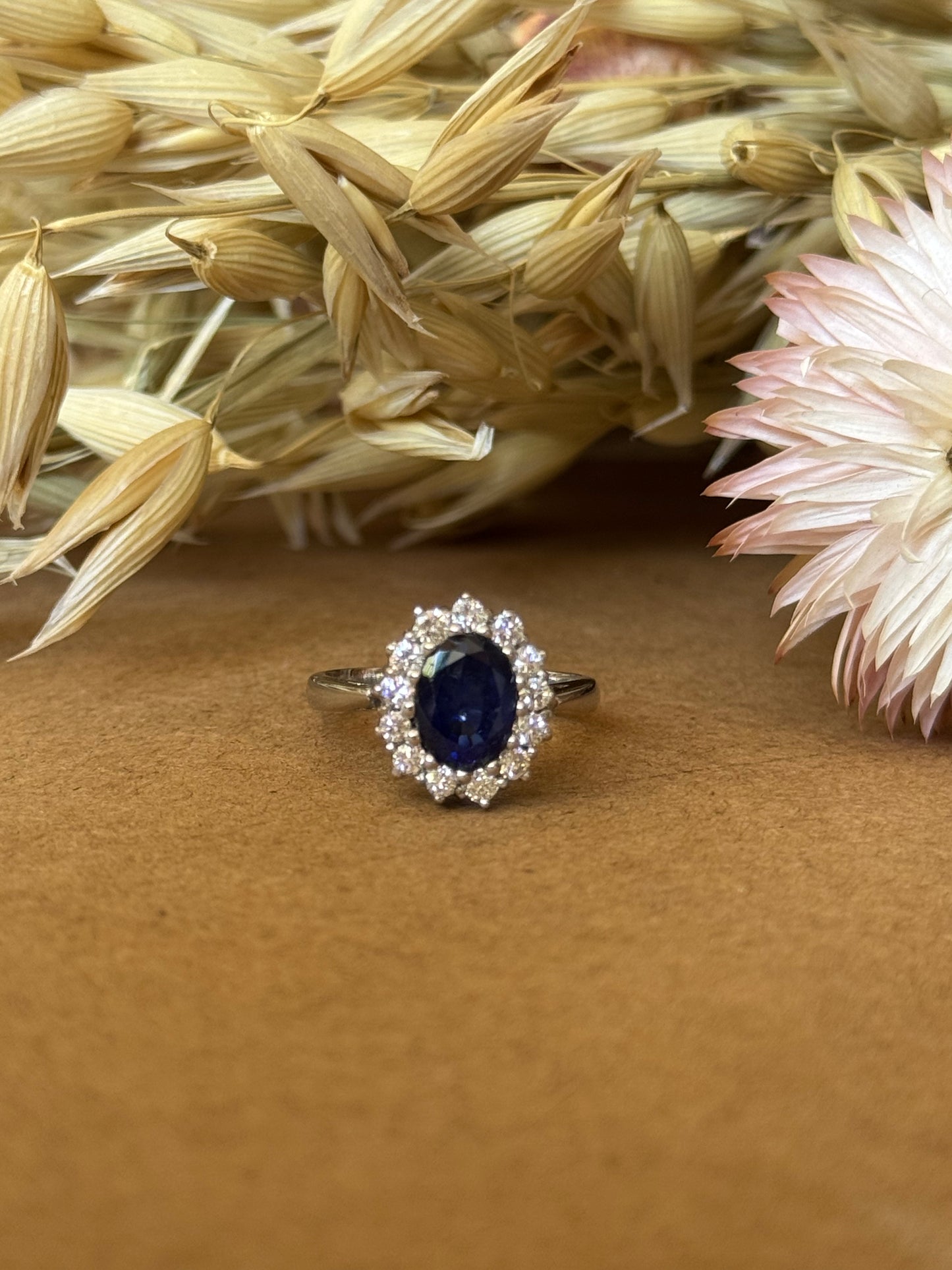 Anillo a pedido, hecho a mano, platino, zafiro y brillantes