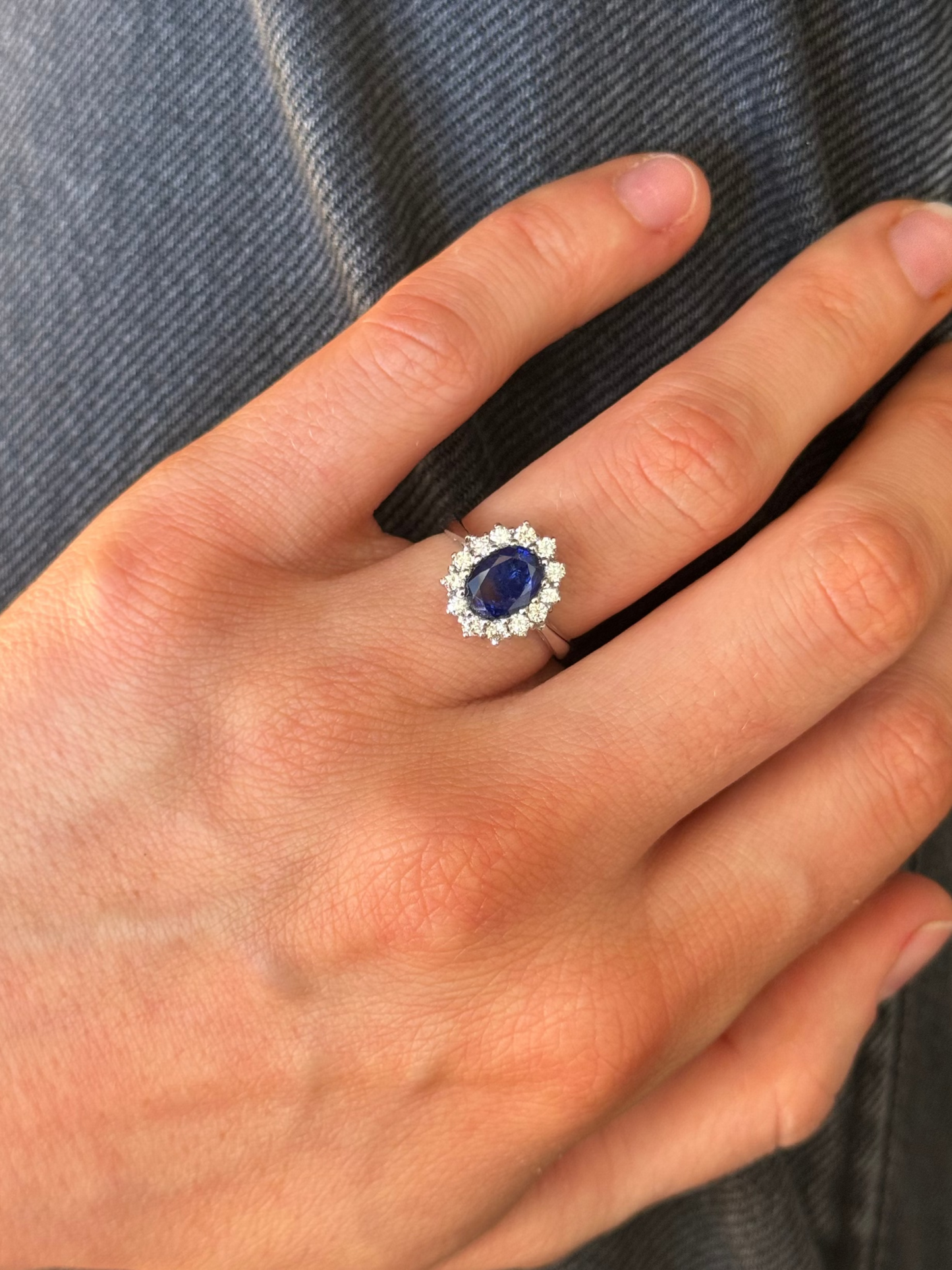 Anillo a pedido, hecho a mano, platino, zafiro y brillantes