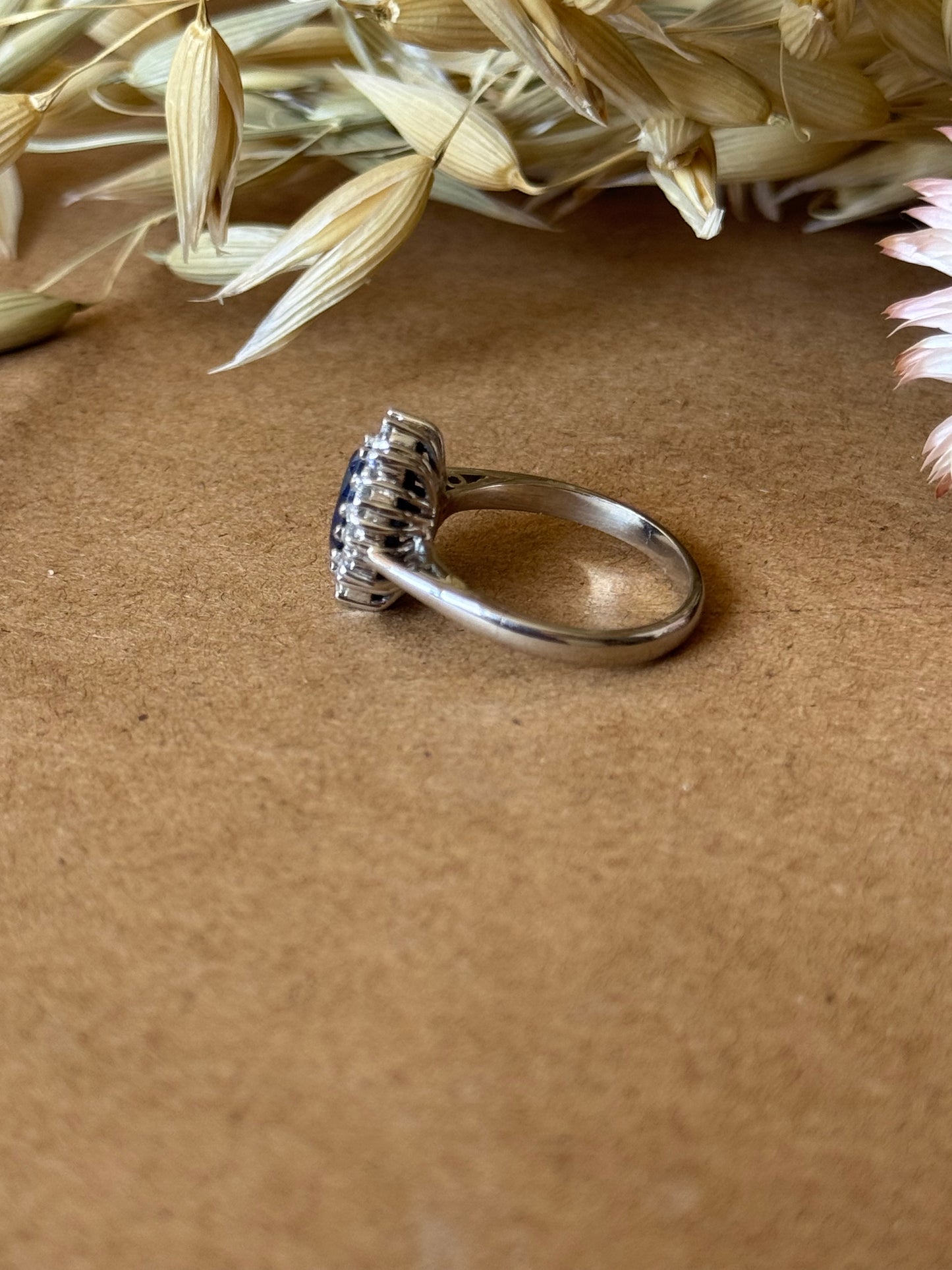 Anillo a pedido, hecho a mano, platino, zafiro y brillantes