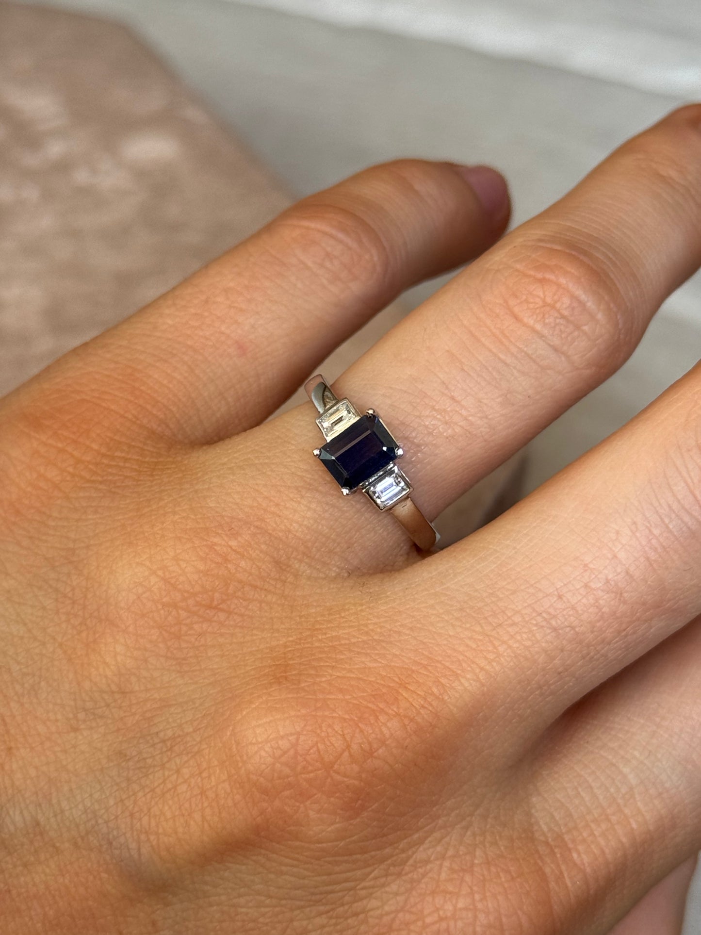 Anillo a pedido, hecho a mano, platino, zafiro y diamantes