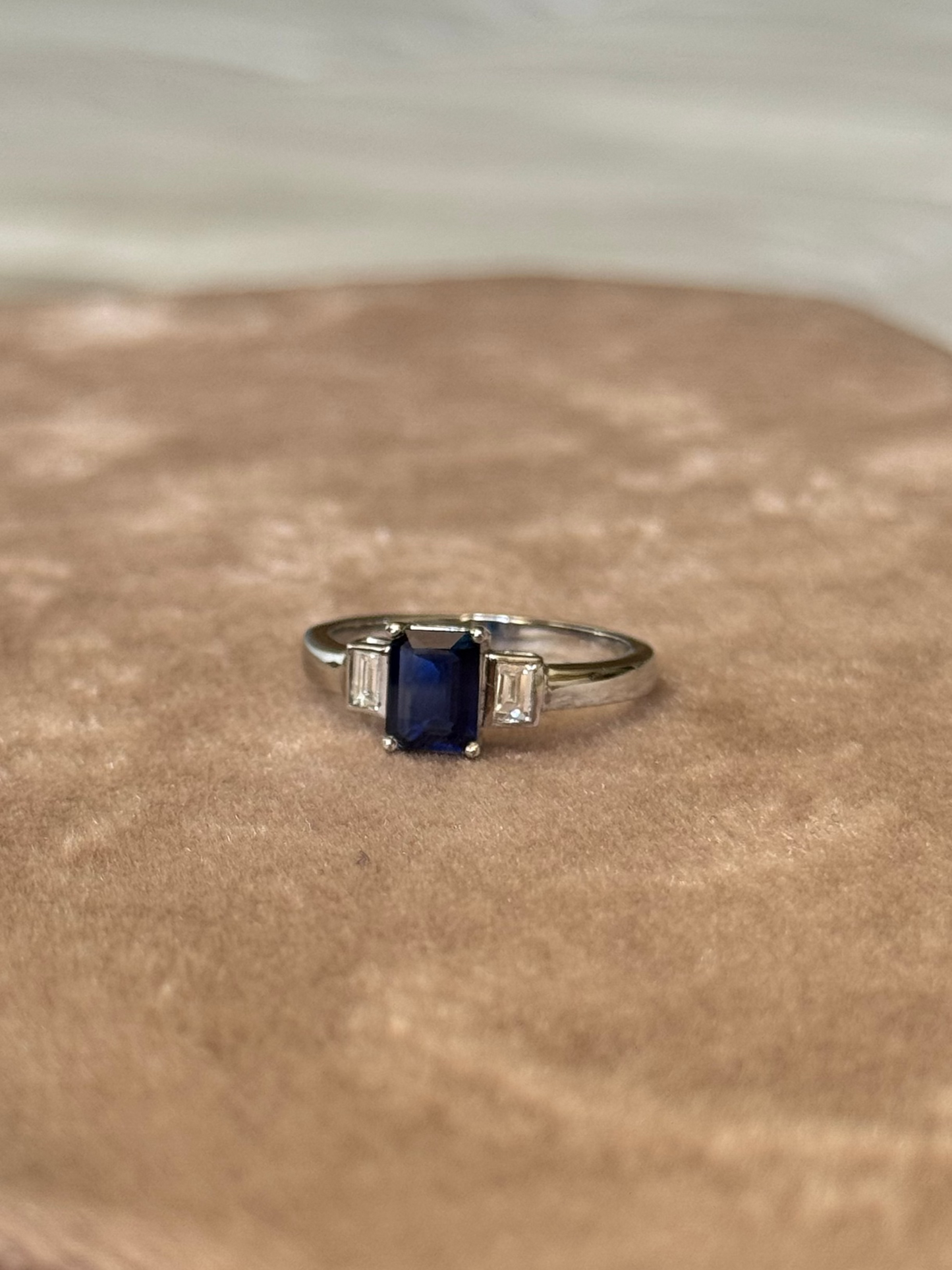 Anillo a pedido, hecho a mano, platino, zafiro y diamantes