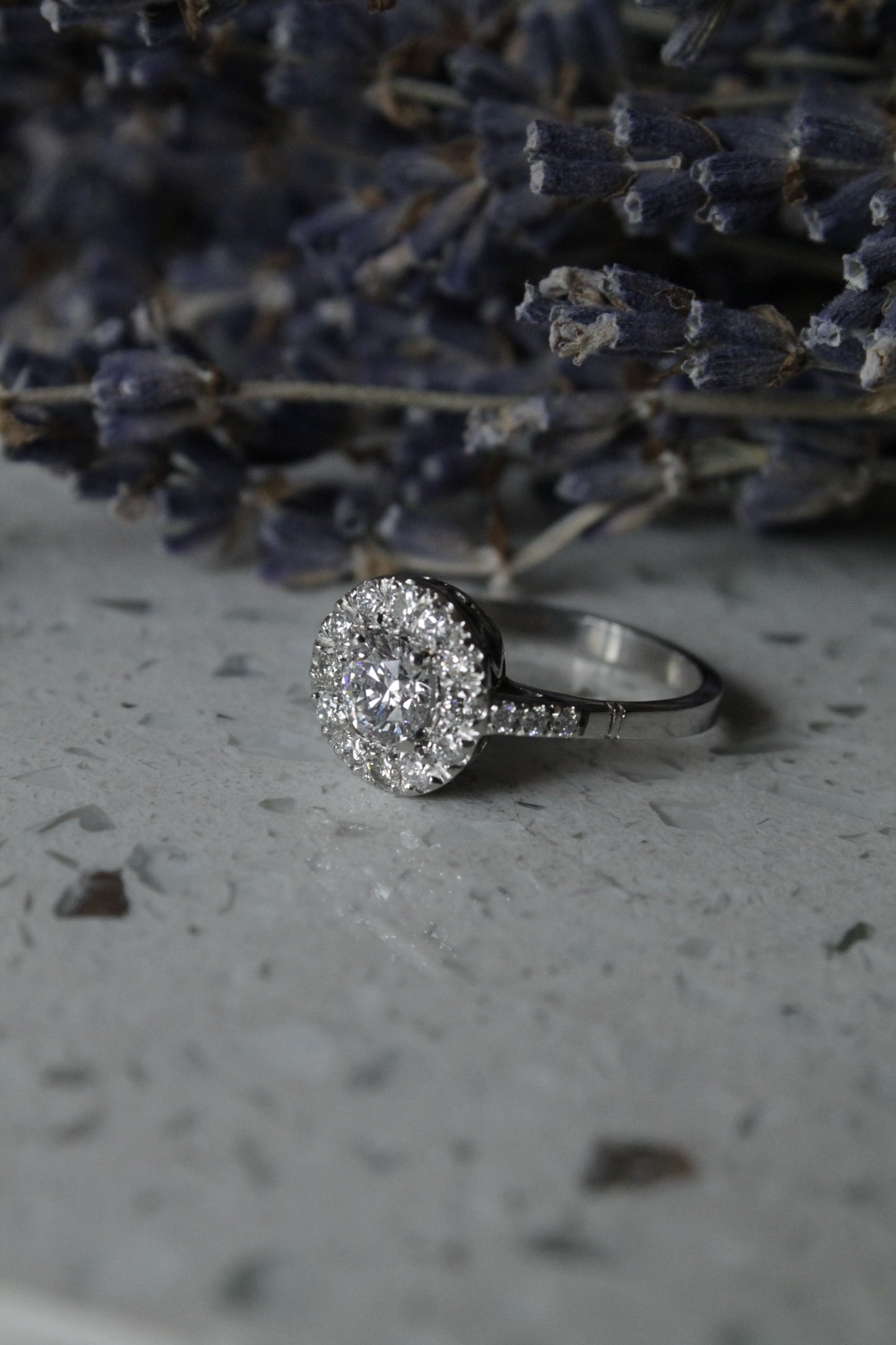 Anillo hecho a mano, platino y brillantes