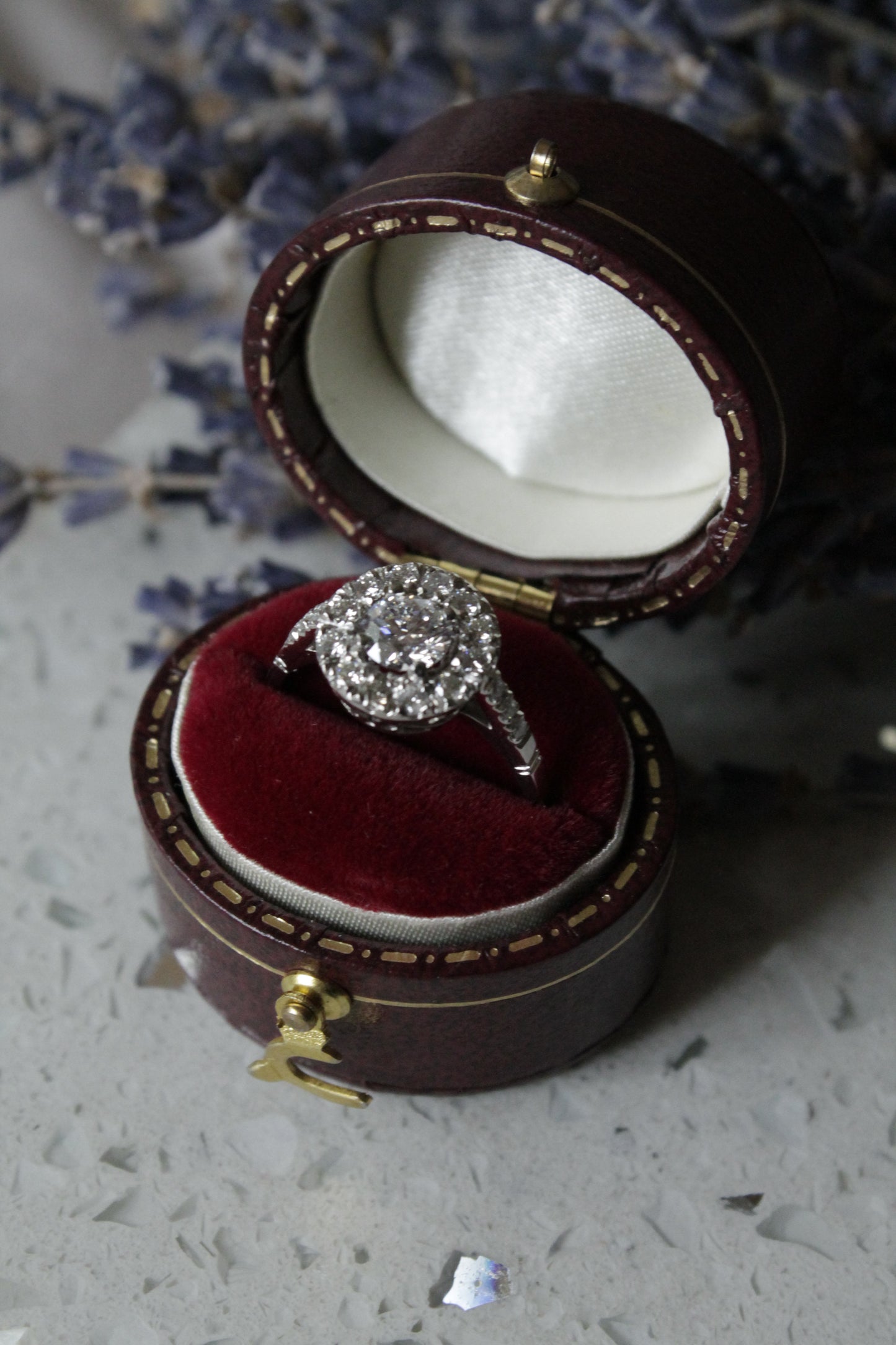 Anillo hecho a mano, platino y brillantes