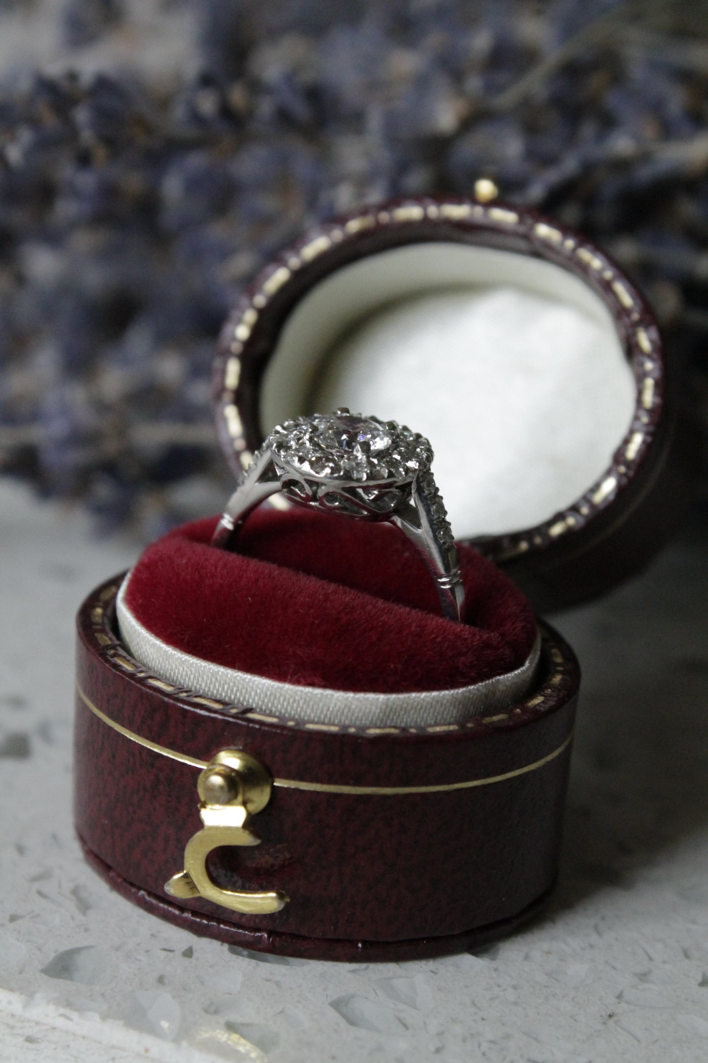 Anillo hecho a mano, platino y brillantes