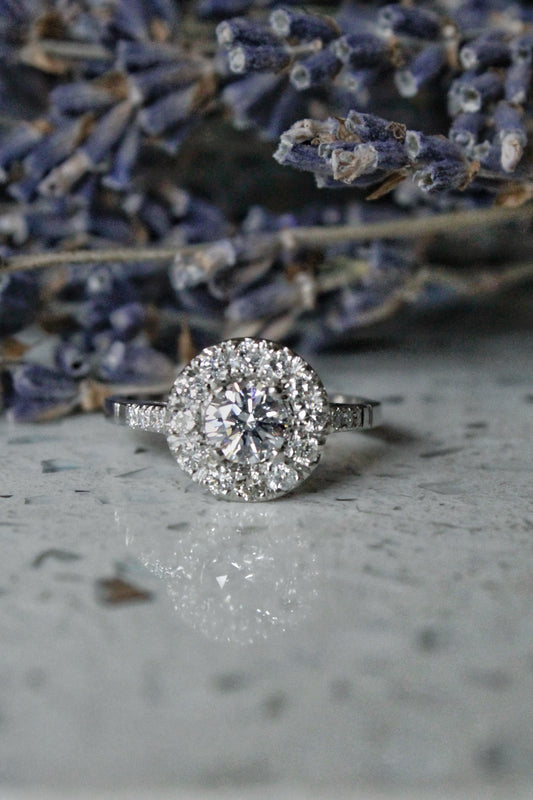 Anillo hecho a mano, platino y brillantes