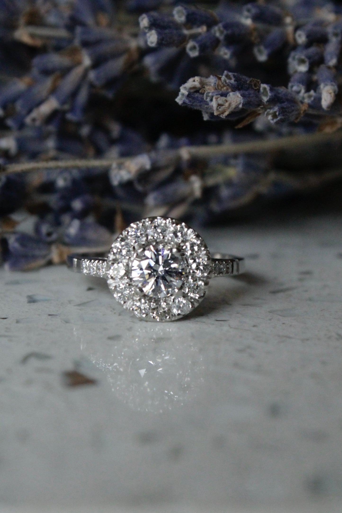 Anillo hecho a mano, platino y brillantes