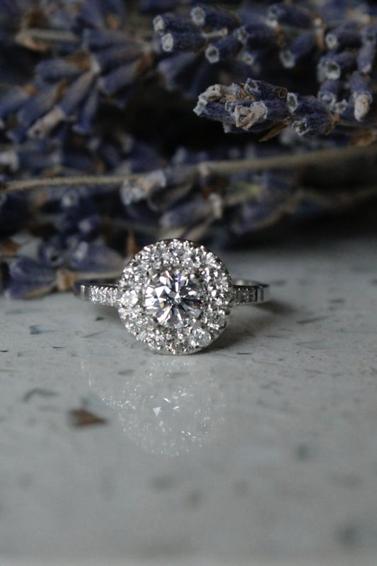 Anillo hecho a mano, platino y brillantes