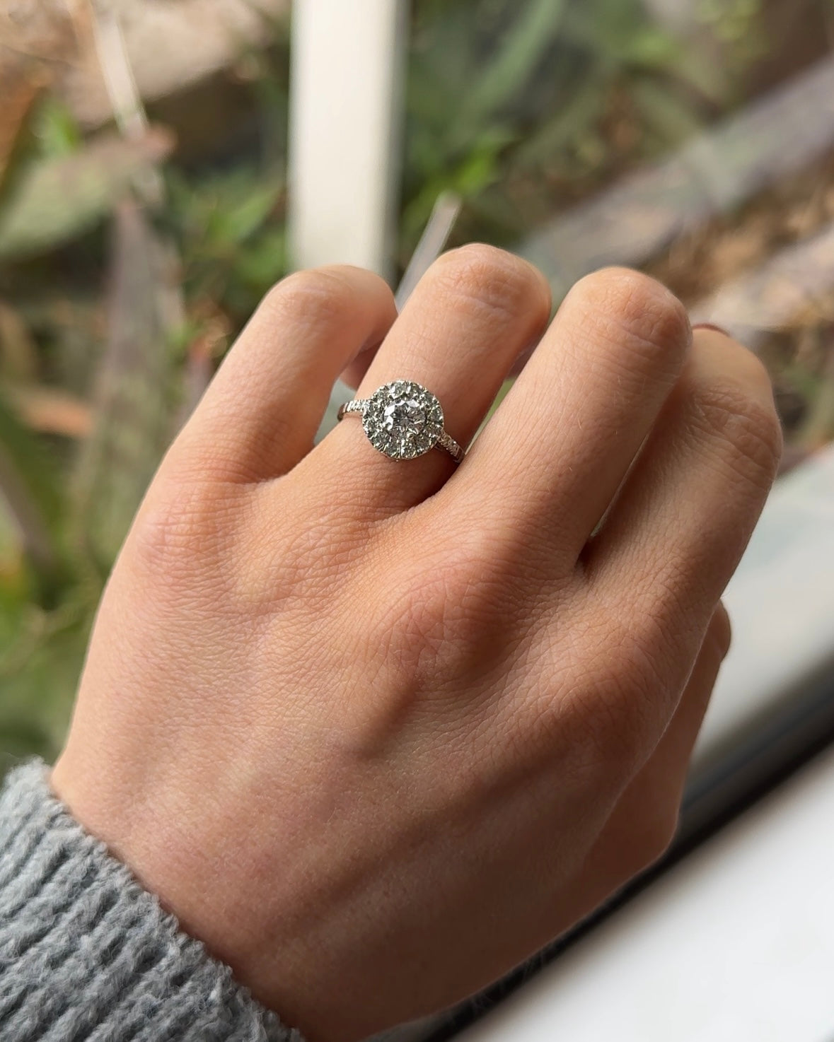 Anillo hecho a mano, platino y brillantes