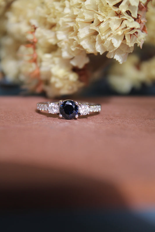 Anillo a pedido, hecho a mano, platino, zafiro y brillantes