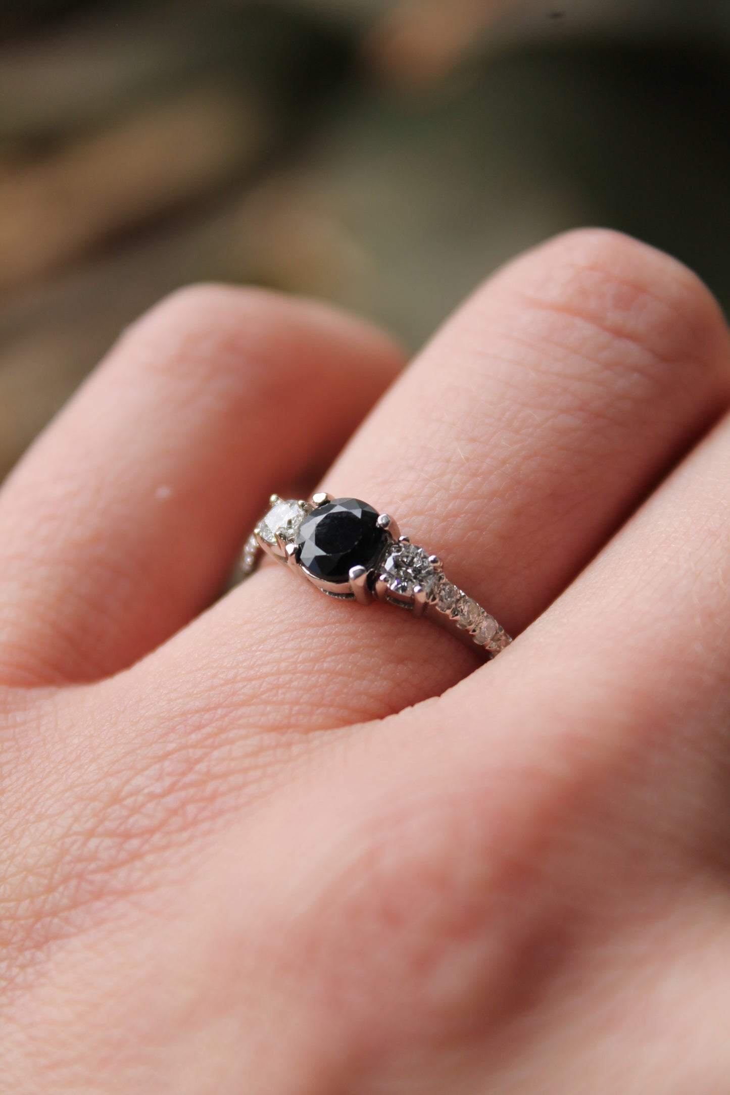 Anillo a pedido, hecho a mano, platino, zafiro y brillantes