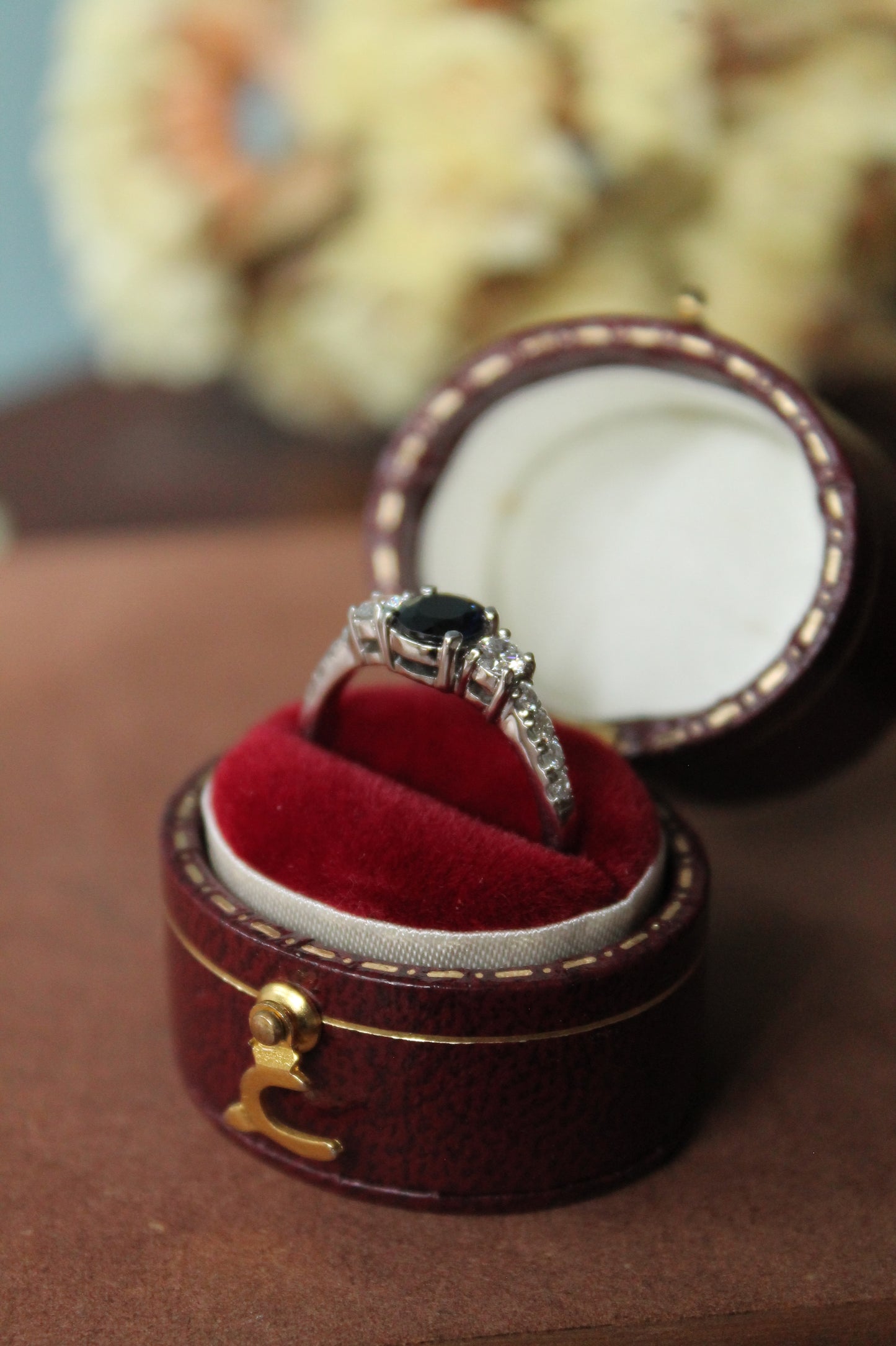 Anillo a pedido, hecho a mano, platino, zafiro y brillantes