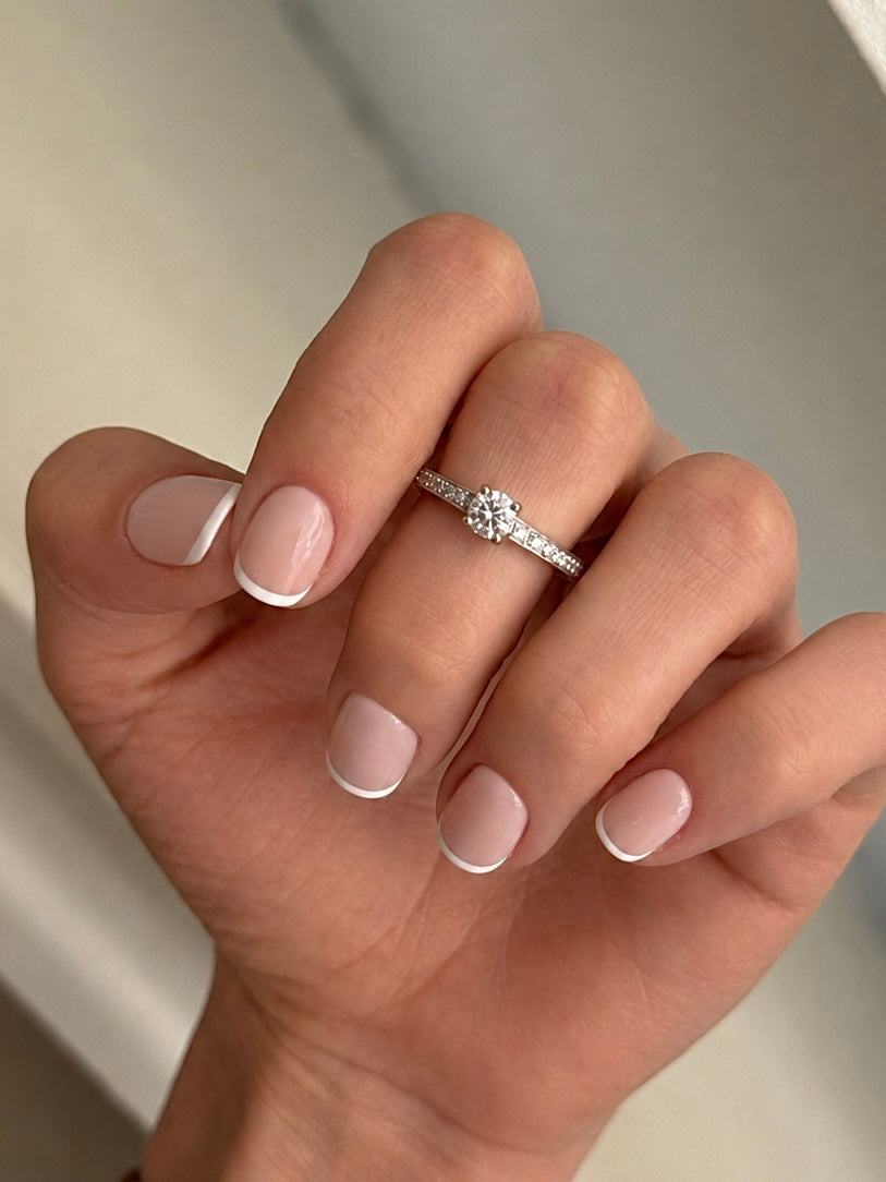 Anillo solitario hecho a mano en platino y brillantes