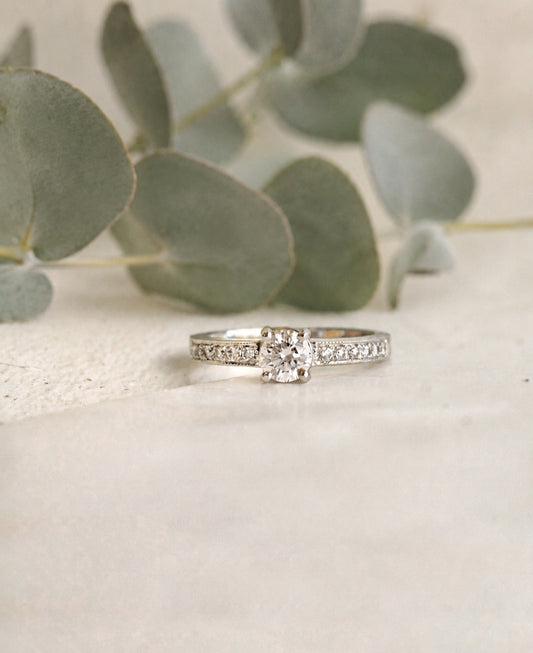 Anillo solitario hecho a mano en platino y brillantes