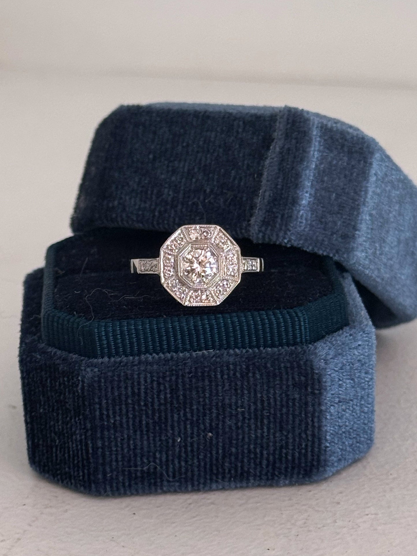 Anillo halo hecho a mano a pedido en platino y brillantes