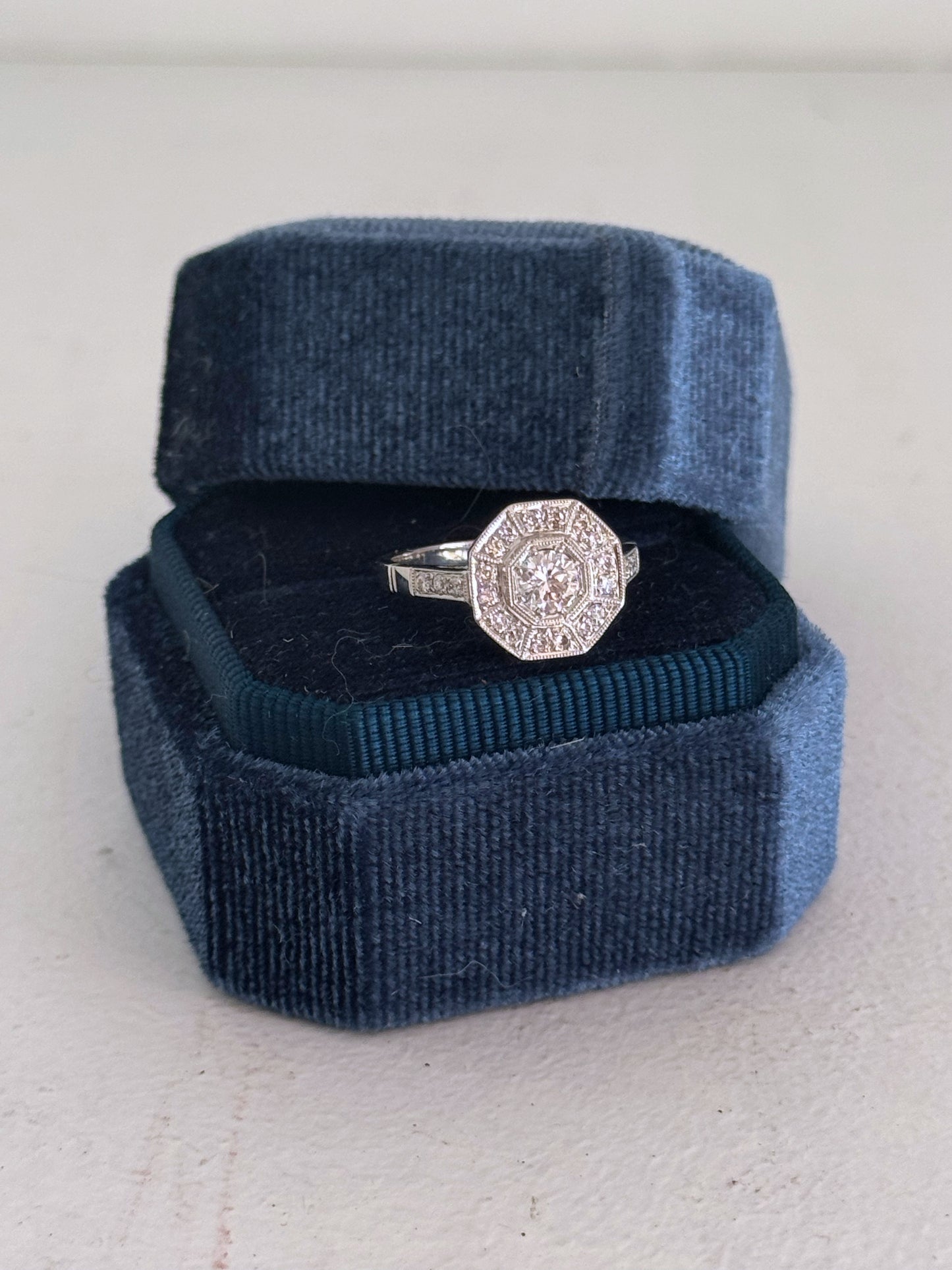 Anillo halo hecho a mano a pedido en platino y brillantes