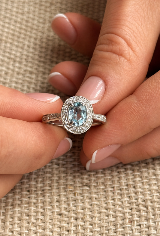 Anillo halo oval hecho a mano a pedido. Platino, aguamarina y brillantes