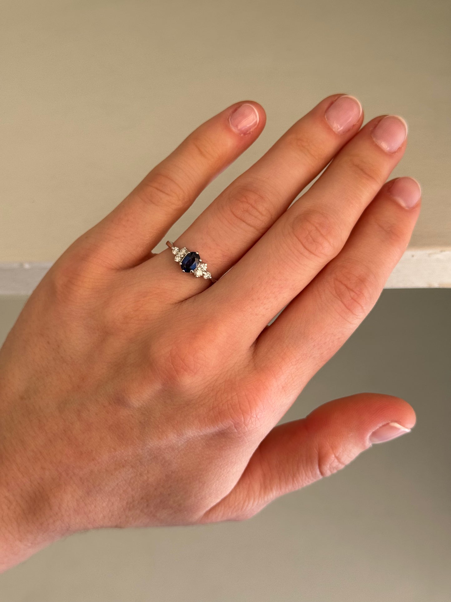 Anillo a pedido, hecho a mano, platino, zafiro y brillantes