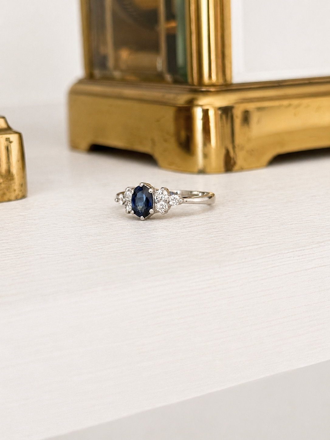 Anillo a pedido, hecho a mano, platino, zafiro y brillantes