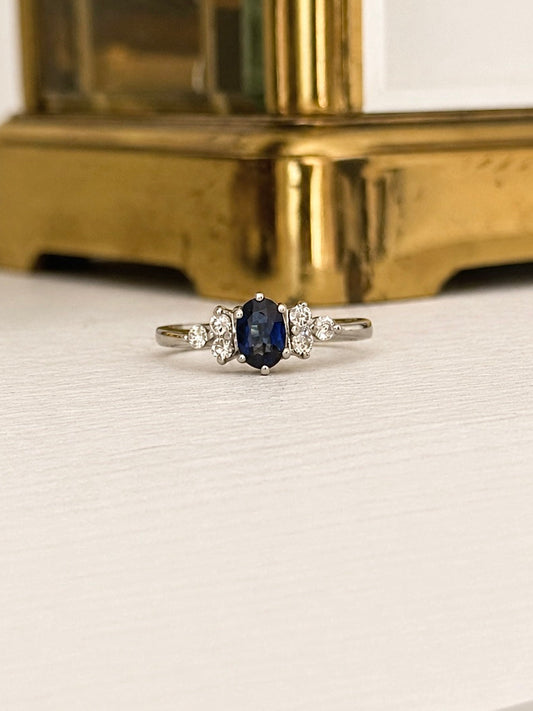 Anillo a pedido, hecho a mano, platino, zafiro y brillantes