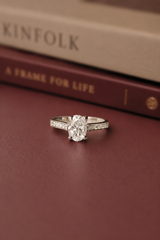 Anillo solitario oval, platino y diamantes