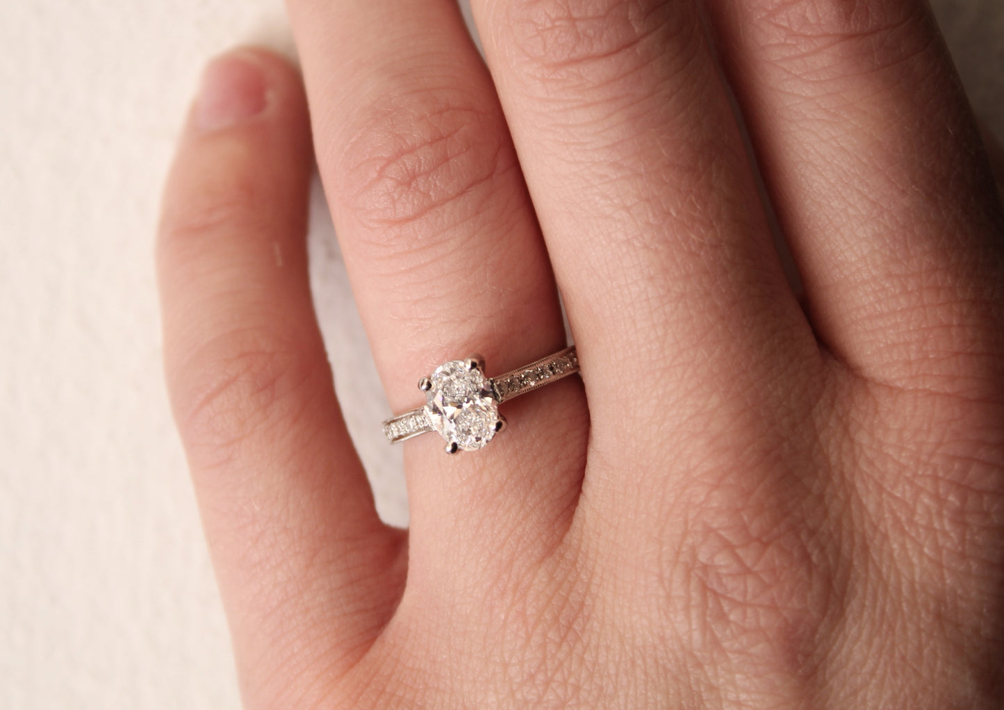 Anillo solitario oval, platino y diamantes