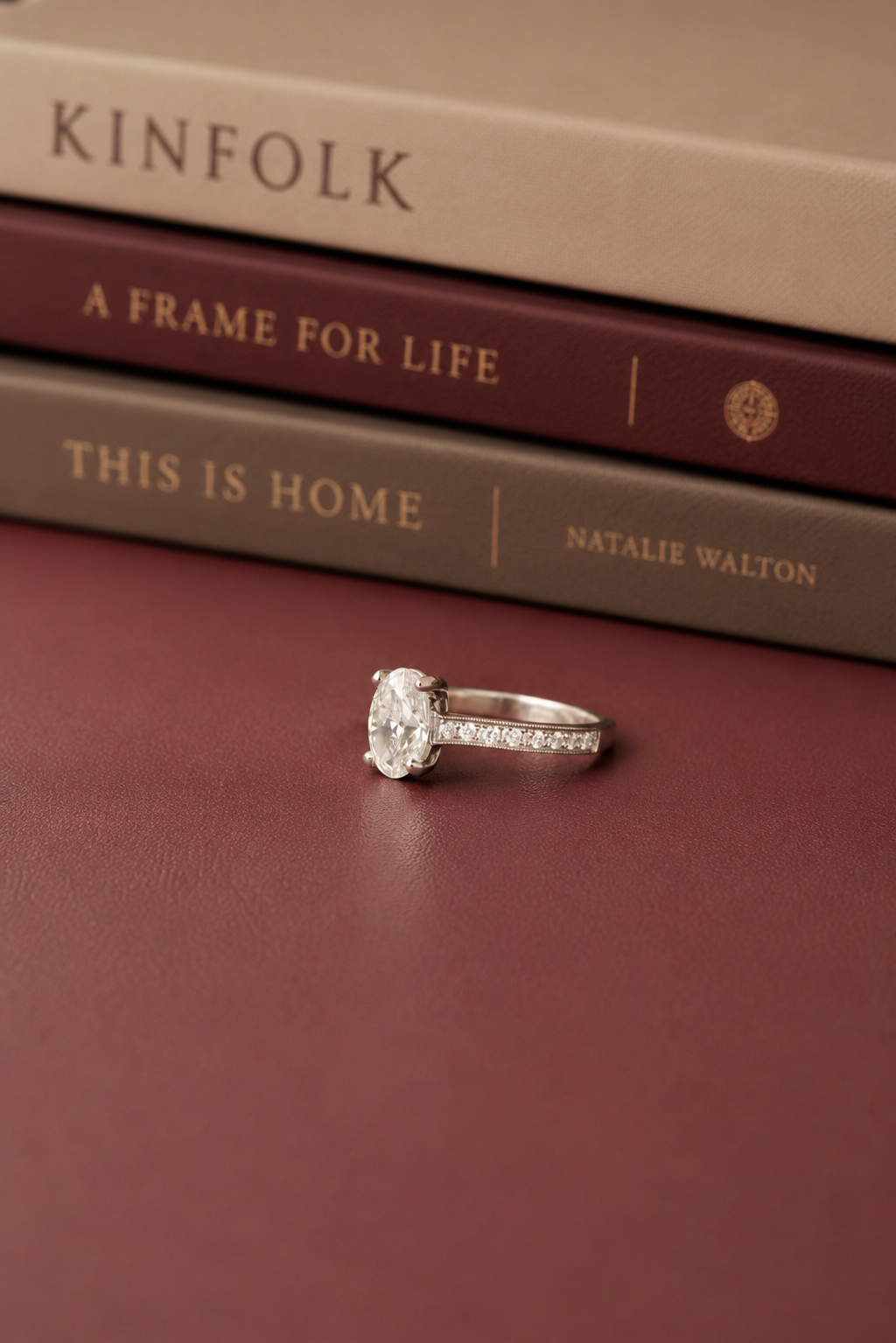 Anillo solitario oval, platino y diamantes