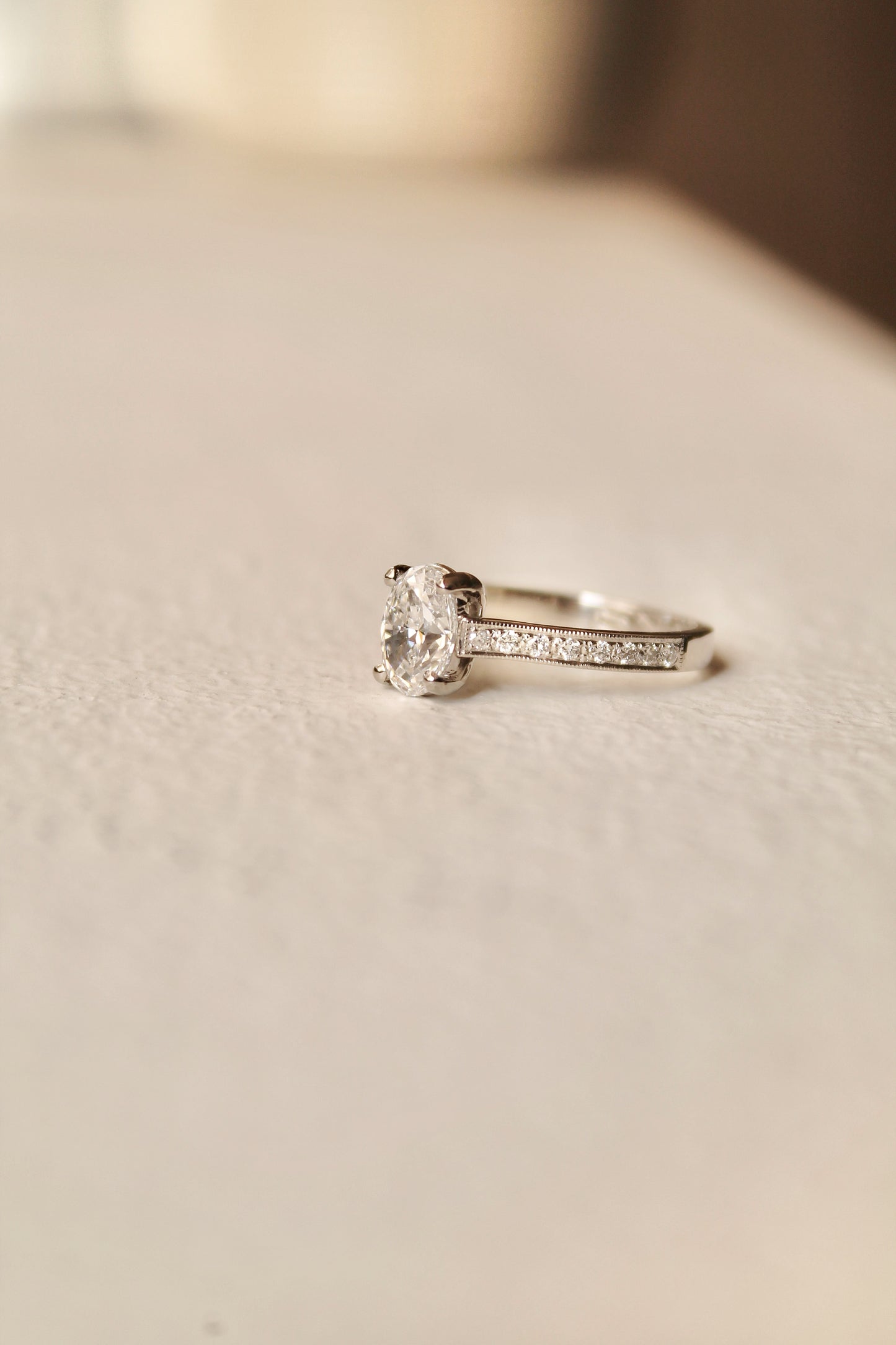 Anillo solitario oval, platino y diamantes