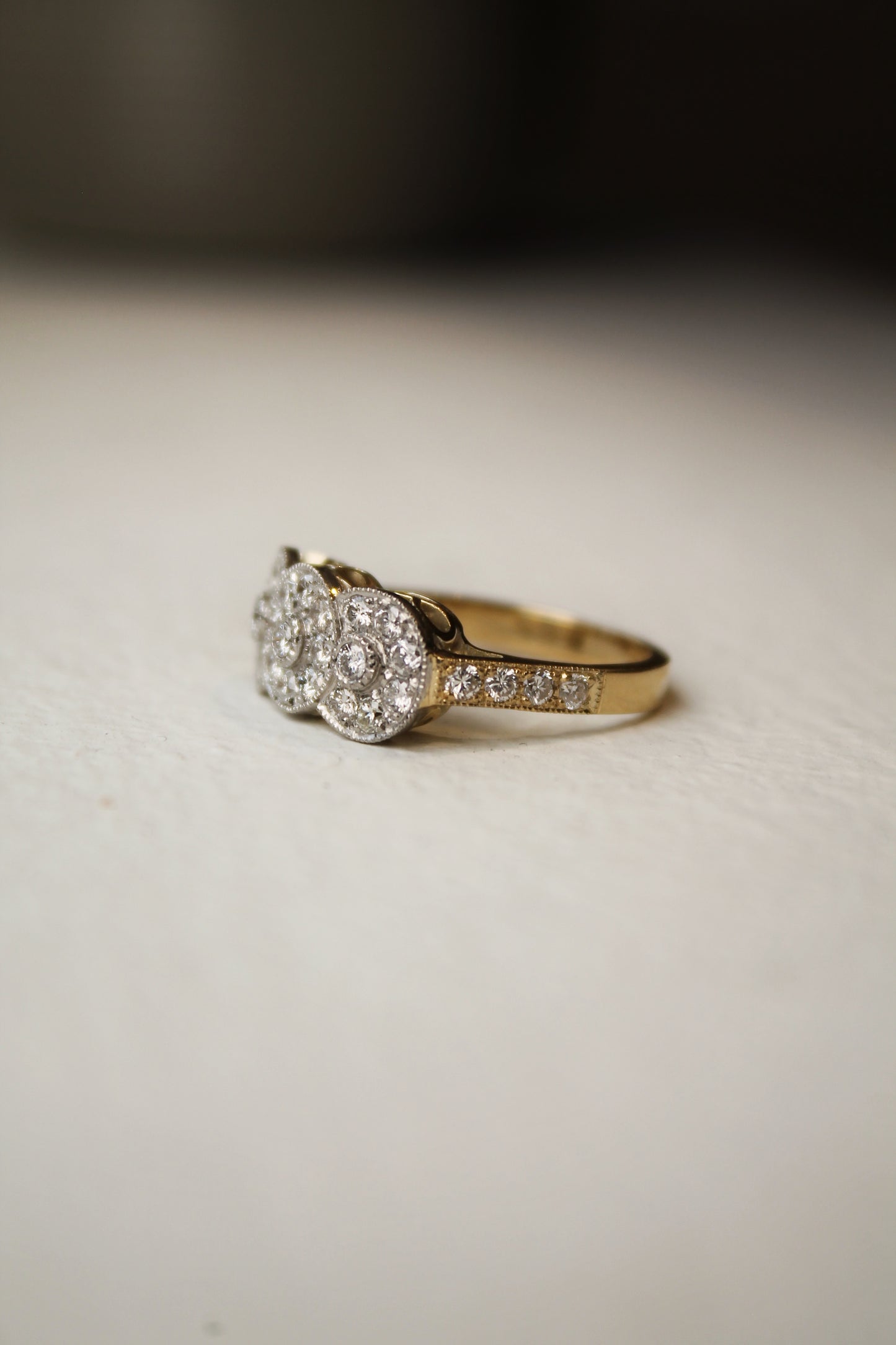 Anillo triple halo, oro amarillo, platino y brillnates