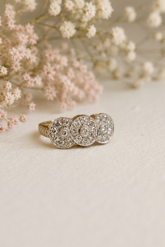 Anillo triple halo, oro amarillo, platino y brillnates