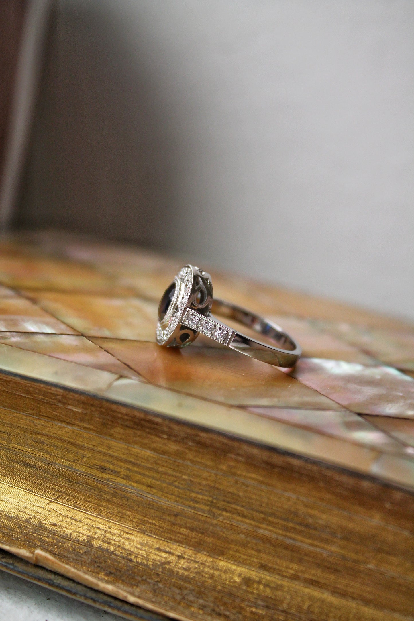 Anillo a pedido, hecho a mano, platino, zafiro y brillantes