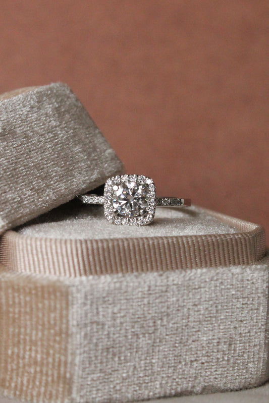 Anillo a pedido, hecho a mano, platino, y brillantes