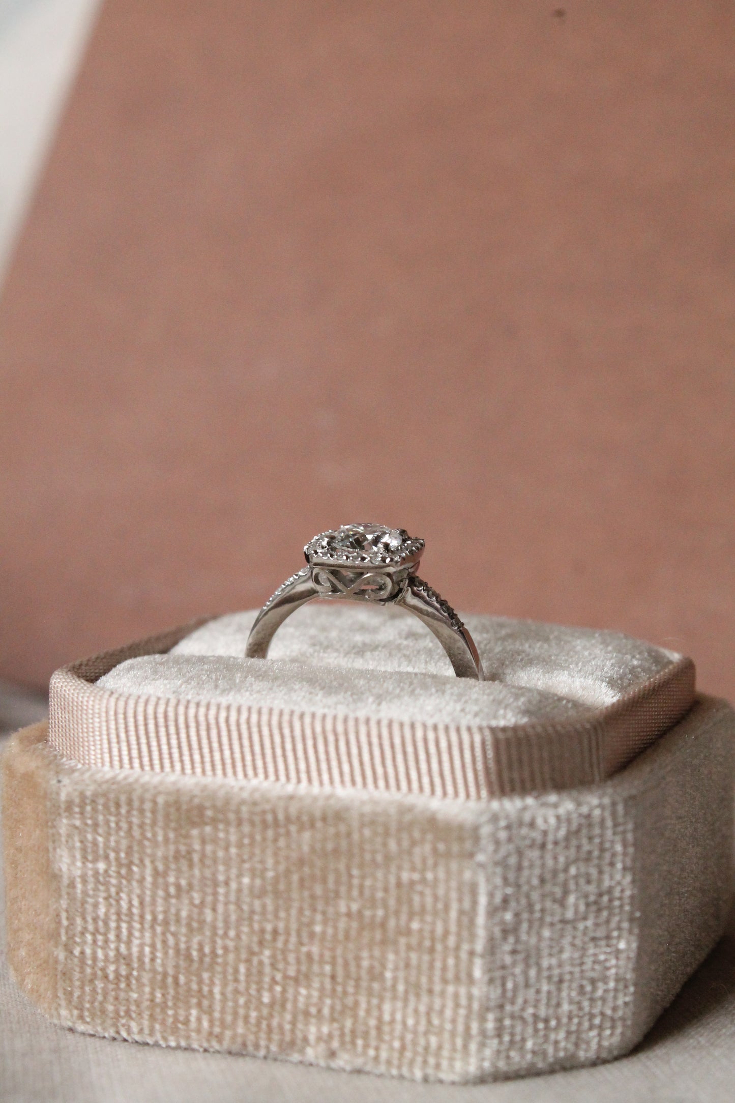 Anillo a pedido, hecho a mano, platino, y brillantes