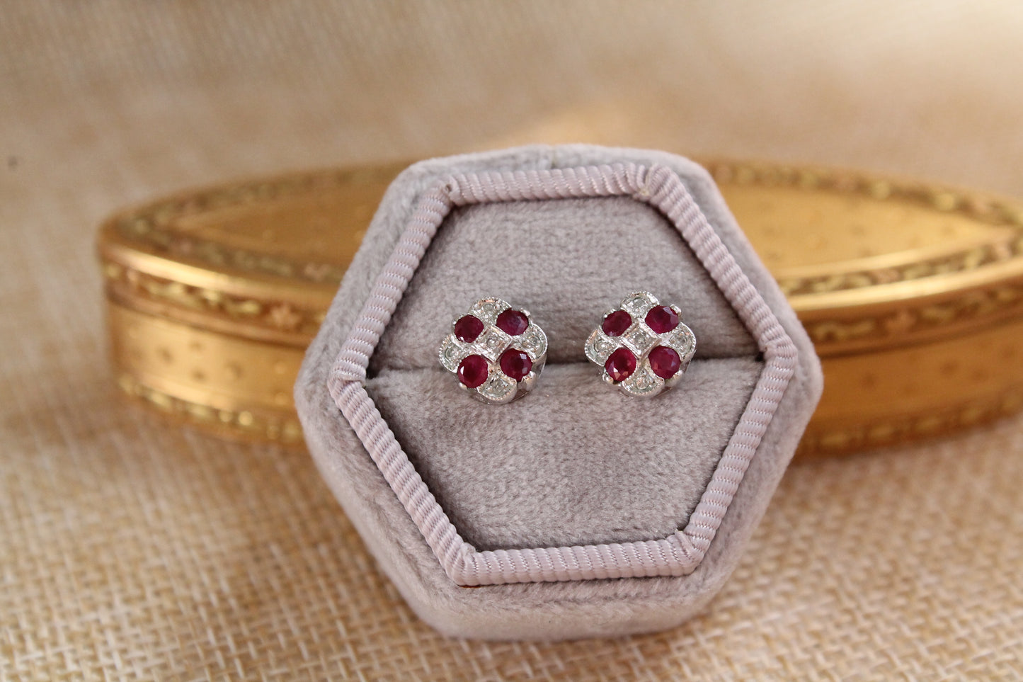 Aros oro blanco, brillantes y rubíes