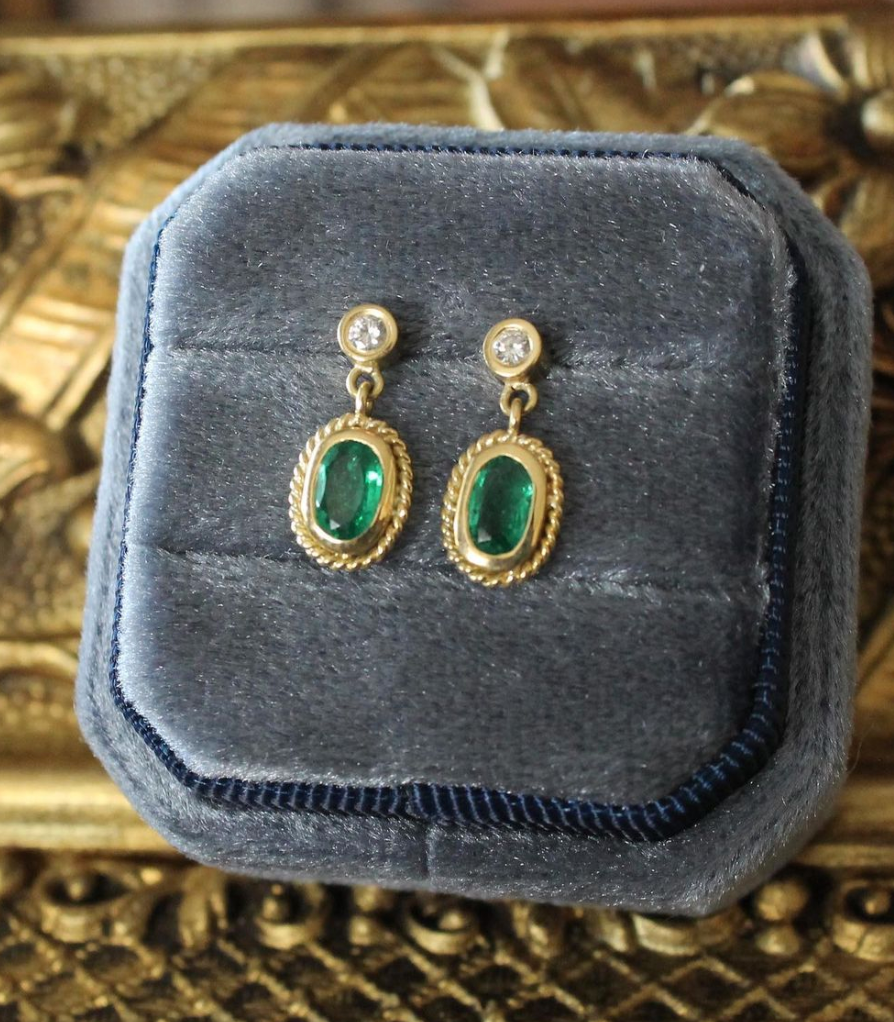 Aros hechos a mano, oro amarillo, esmeraldas y brillantes.