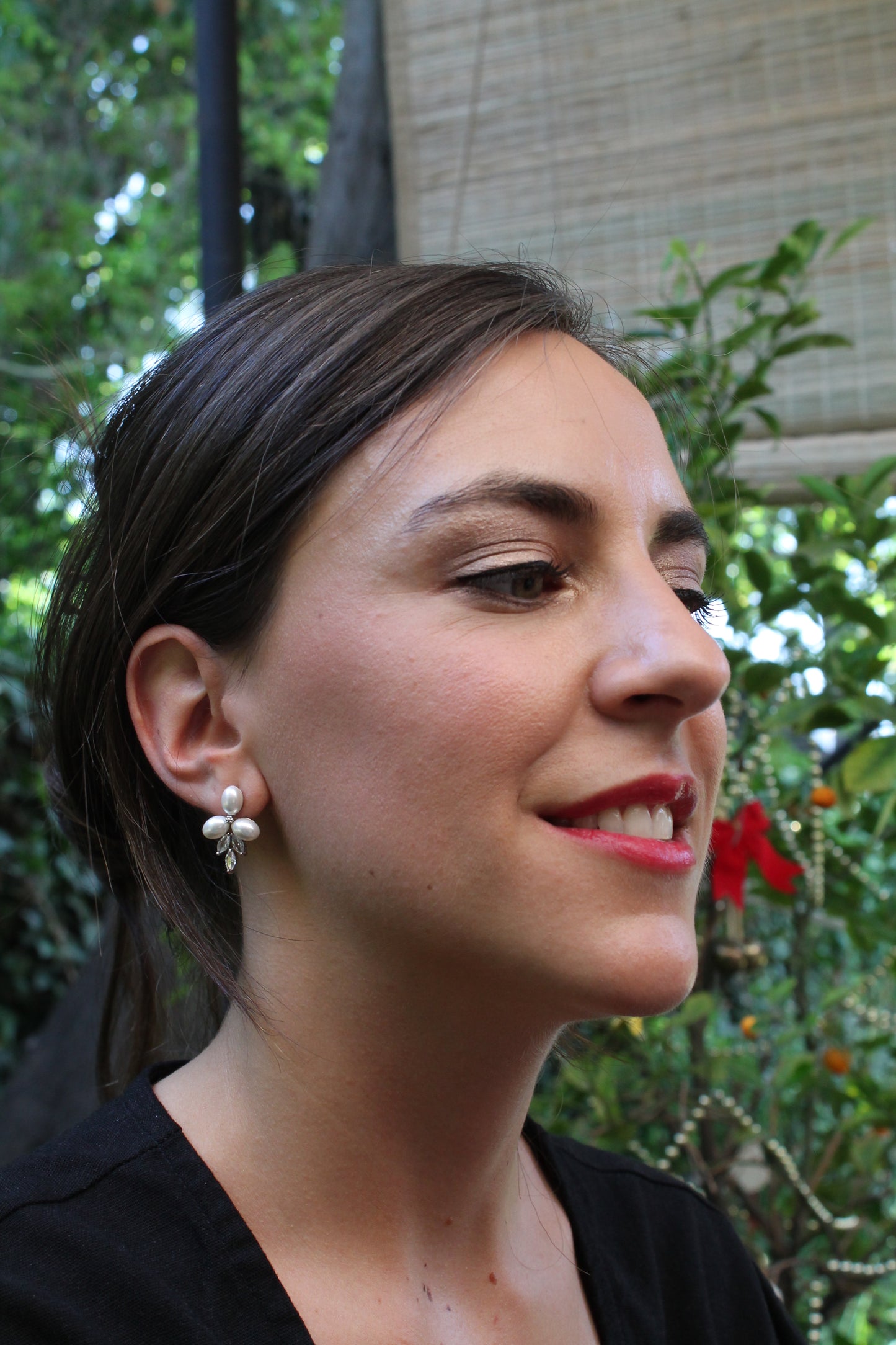 Aros plata 925 con zirconitas y perlas hechas en laboratorio.