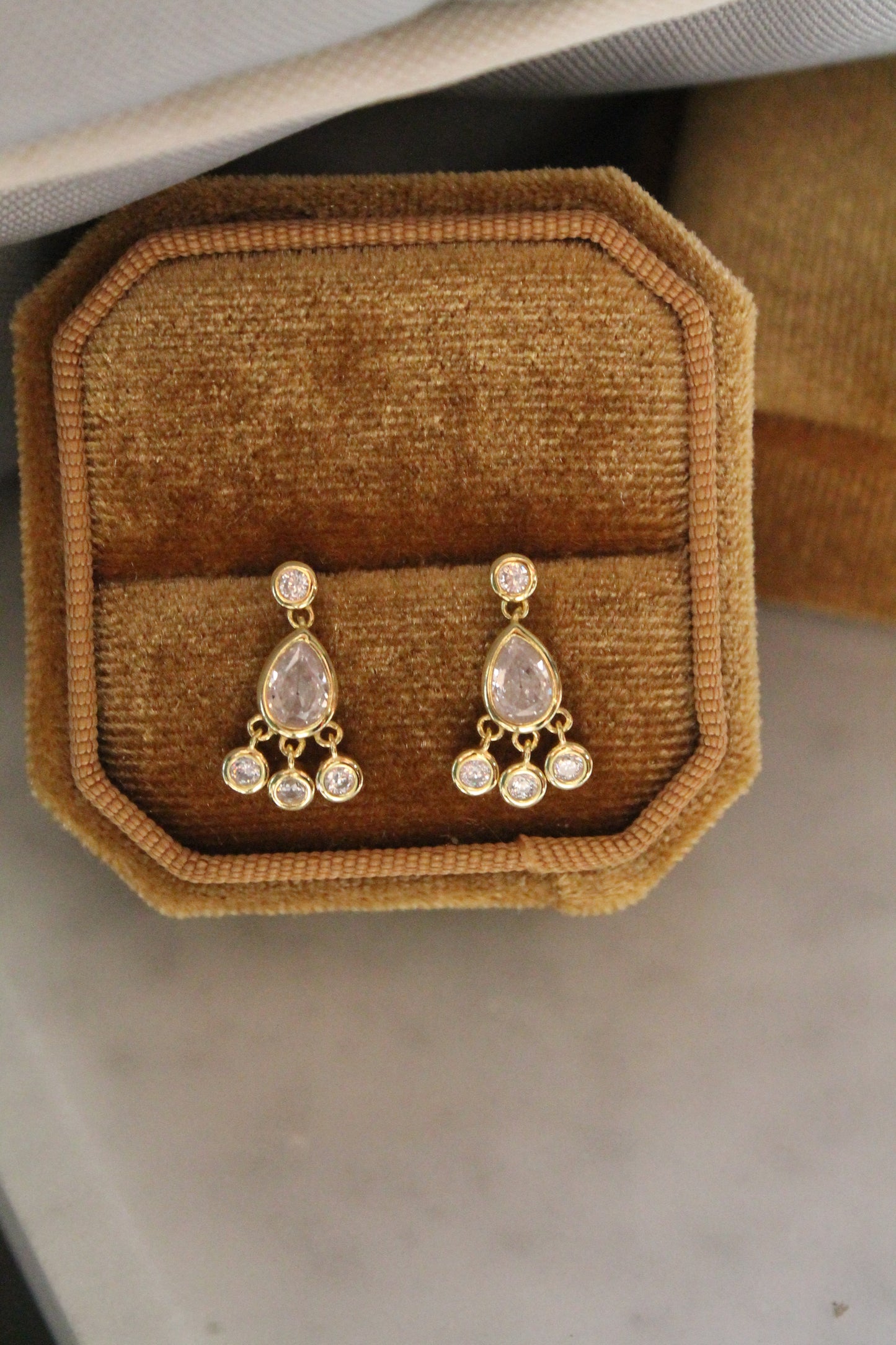 Aros colgantes, plata 925 enchapados en oro y zirconitas incoloras.