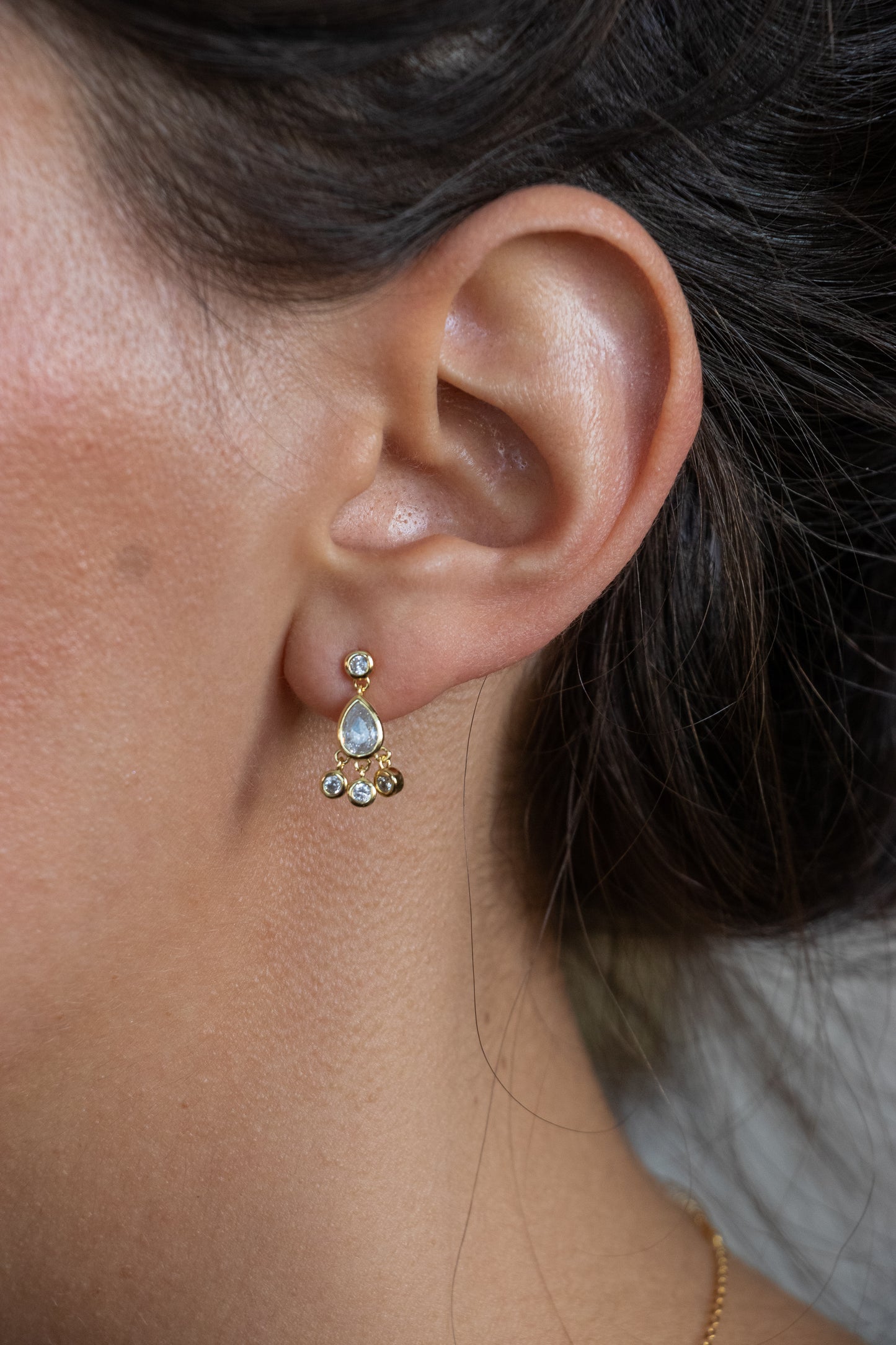 Aros colgantes, plata 925 enchapados en oro y zirconitas incoloras.