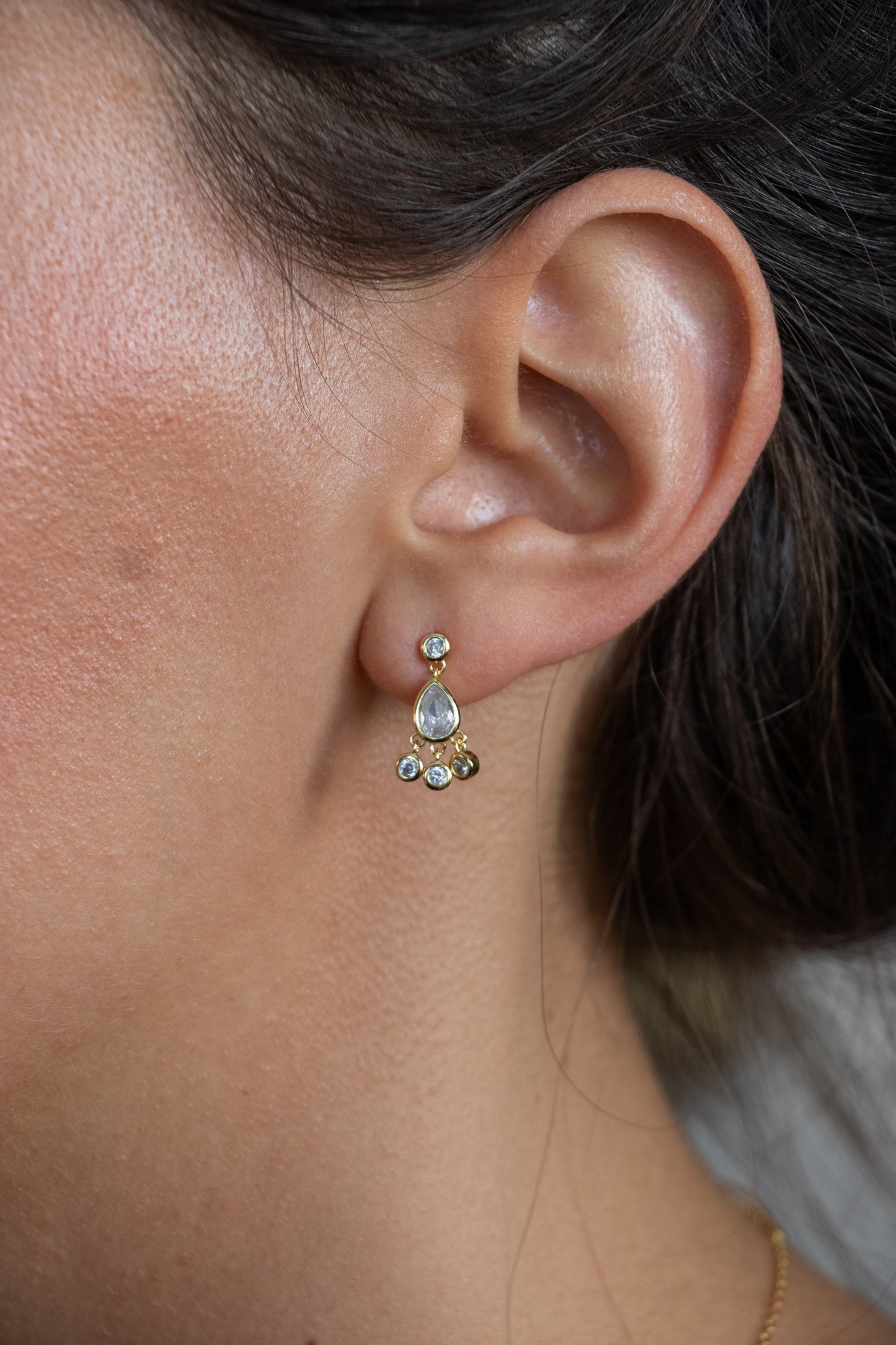 Aros colgantes, plata 925 enchapados en oro y zirconitas incoloras.